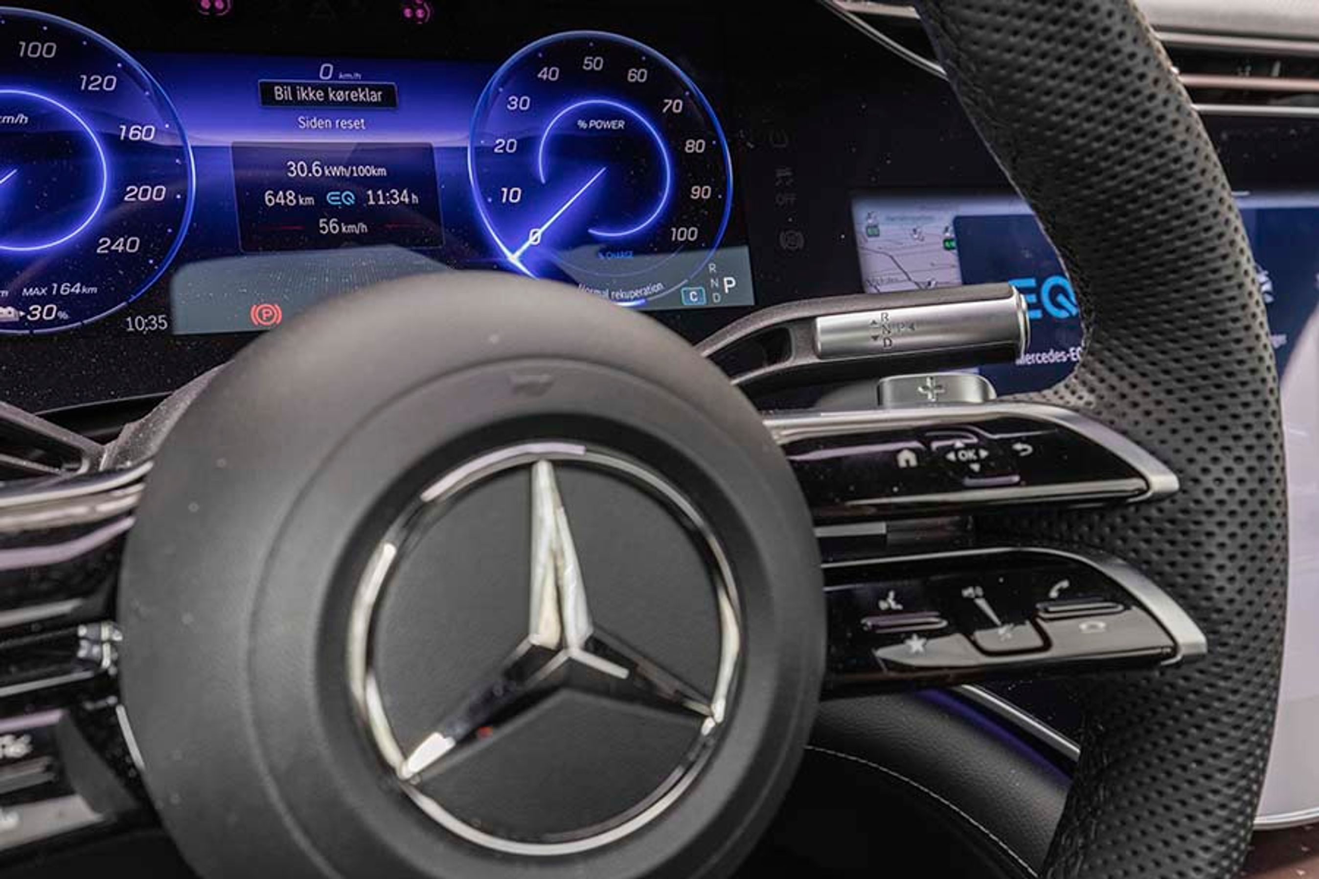 Gearvælgeren er på vanlig Mercedes-maner placeret som en ekstra stang foran rattet. Den er let at betjene, og fra skiftegrebene bag rattet kan man justere, hvor hårdt elmotorerne skal motorbremse, når man slipper speederen.