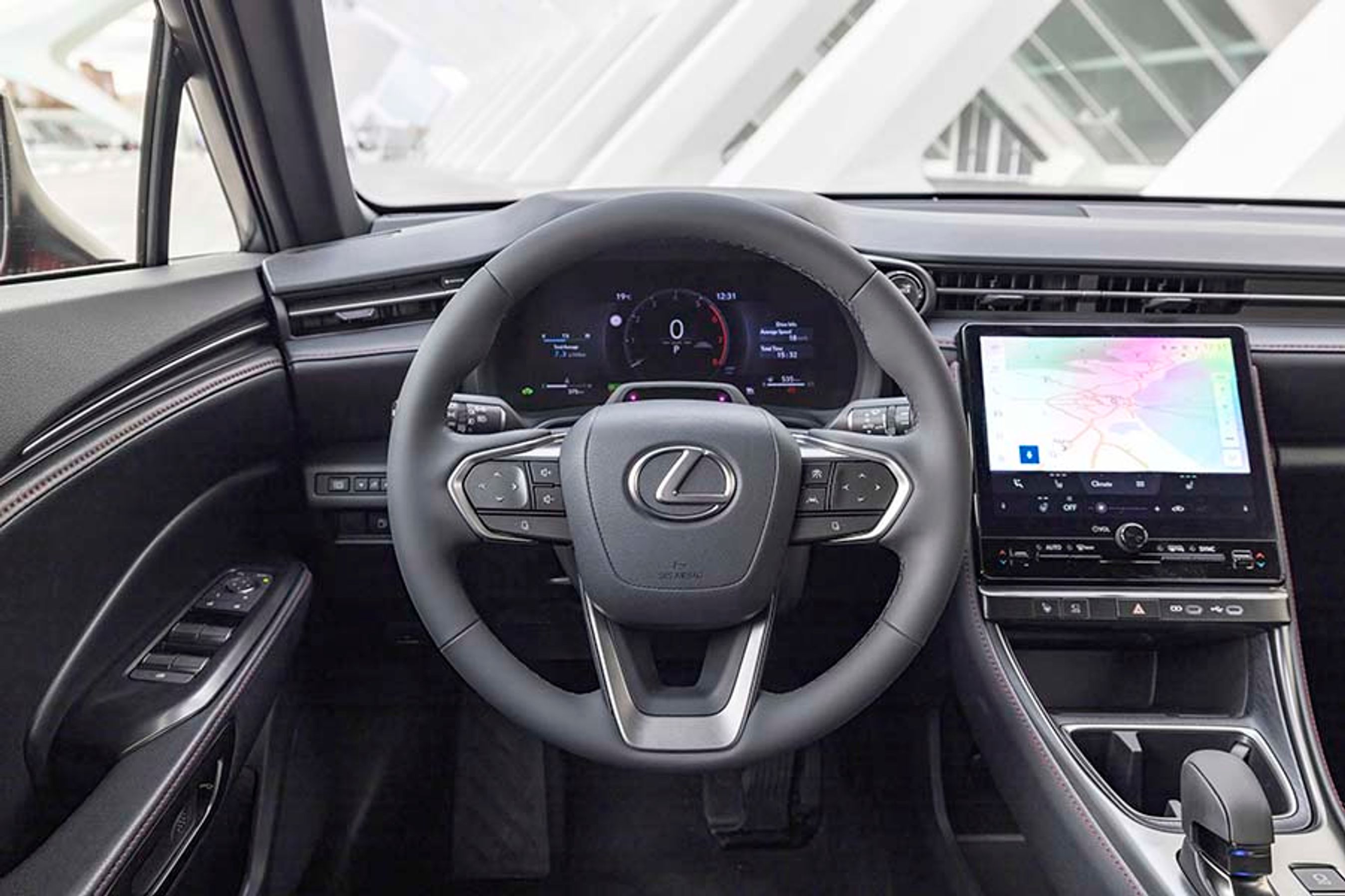 Fra rattet styres den adaptive fartpilot og den tilhørende vognbaneassistent, der begge er standard. De fungerer ganske godt.