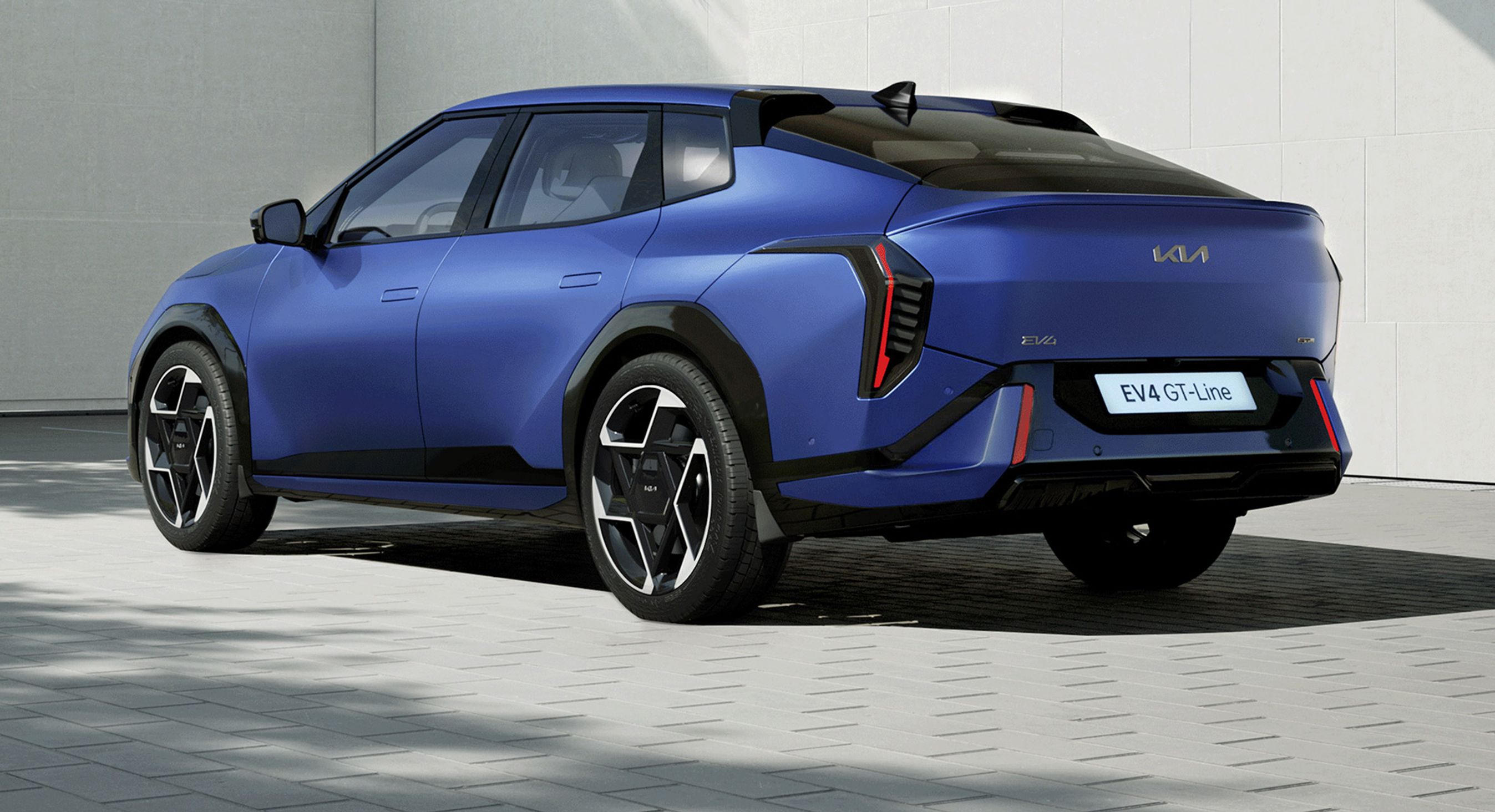 Blå Kia EV4 bagfra.