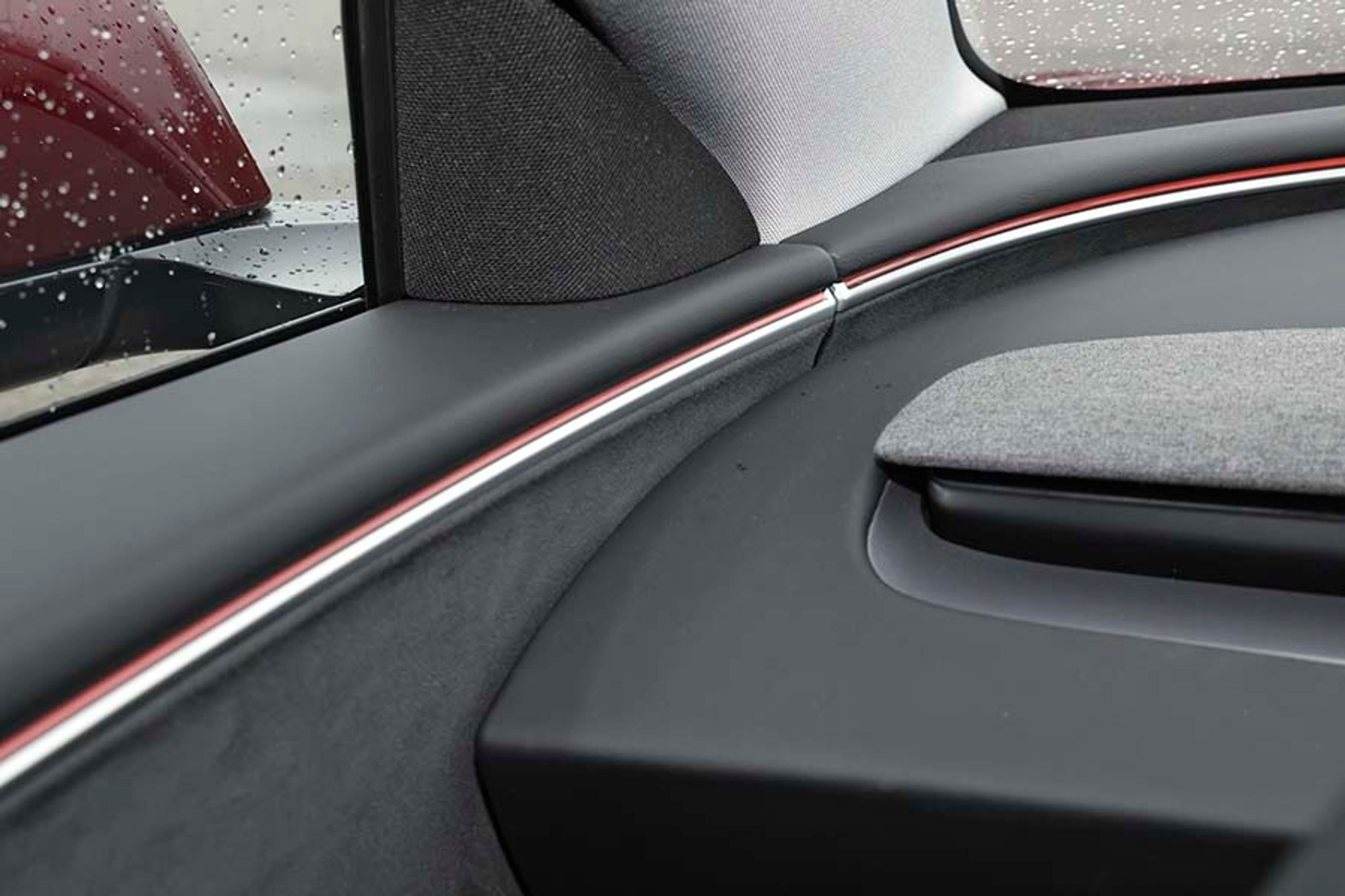 Nyt i kabinen er en lysstribe i kabinen, der kan være i alskens farver og lysstyrker eller slukkes. Det giver lidt stemning i bilen. 