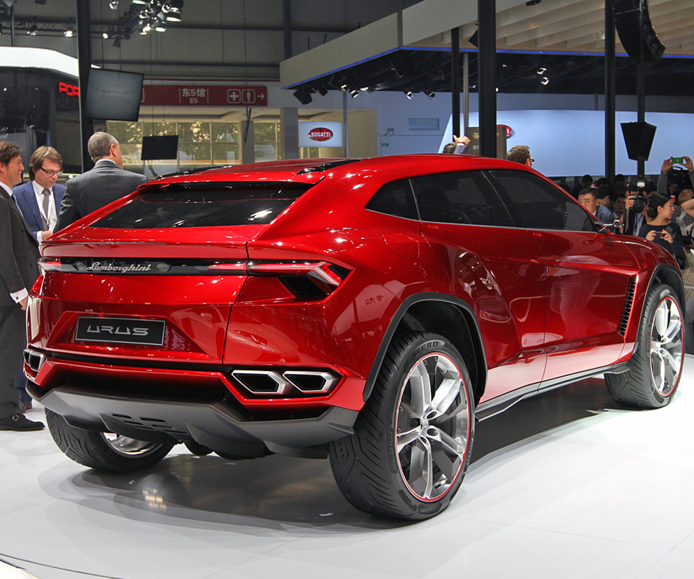 Urus giver nok et skrækkeligt udsyn bagud, men det betyder næppe noget for køberen. Konceptbilen står på 24 tommer fælge.