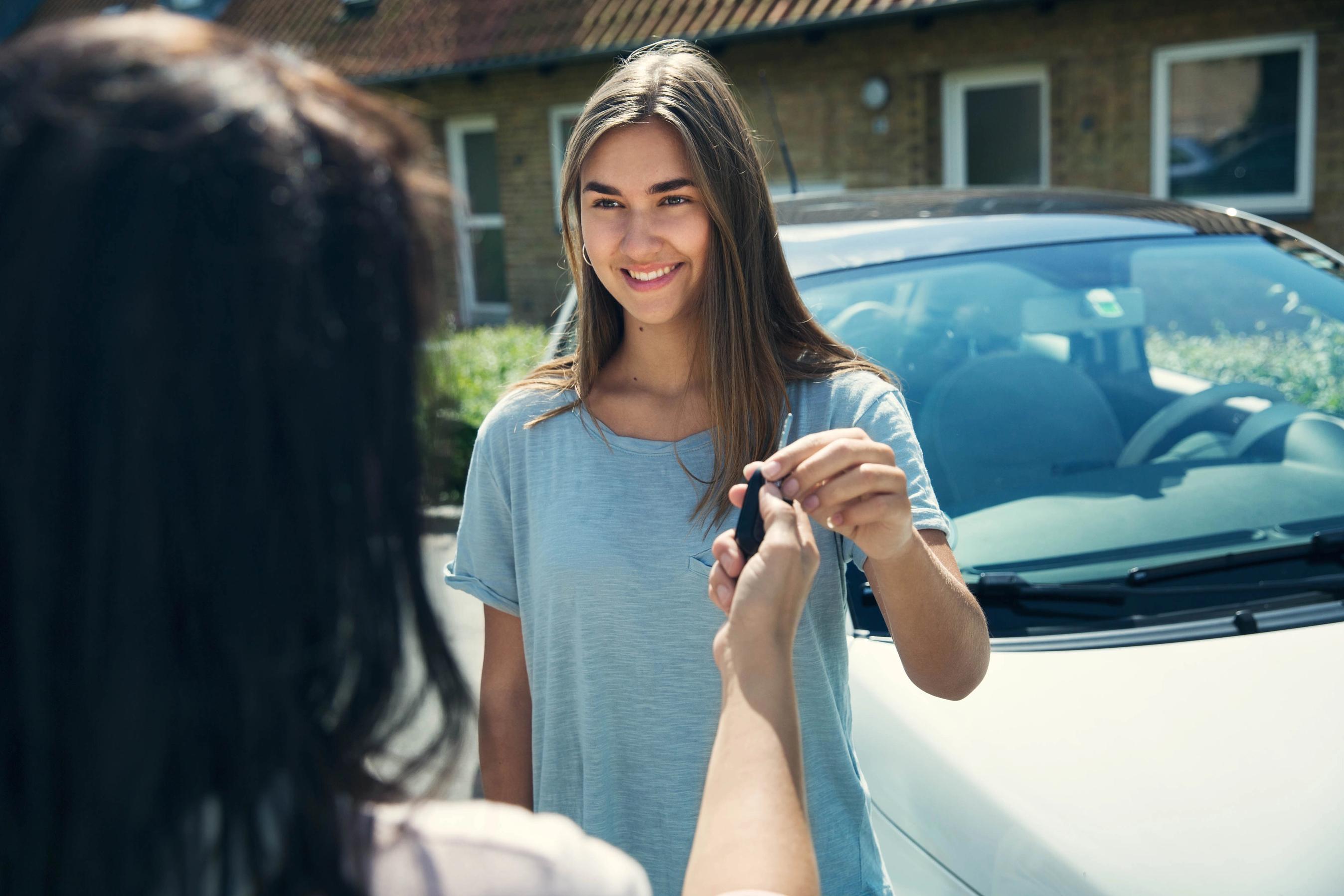 17-årige må sætte sig bag rattet, når de har fået kørekort og har en ledsager med i bilen