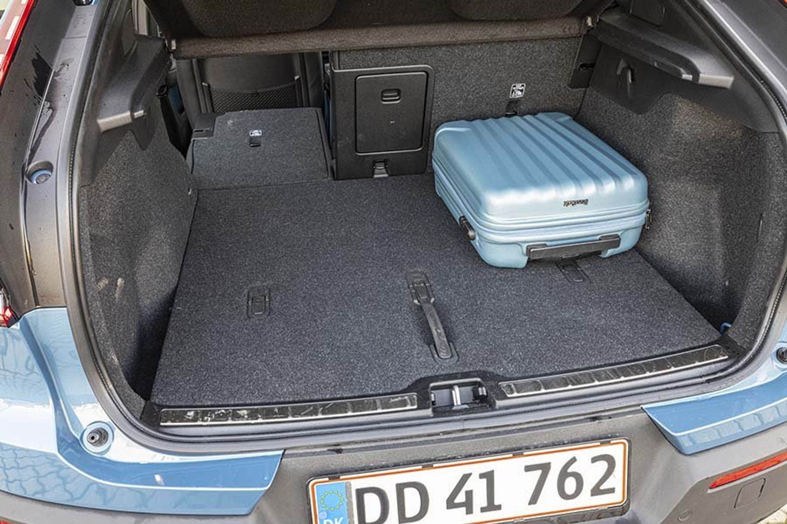 Bagagerummet er højt placeret, men der er en ret dyb brønd under gulvet.