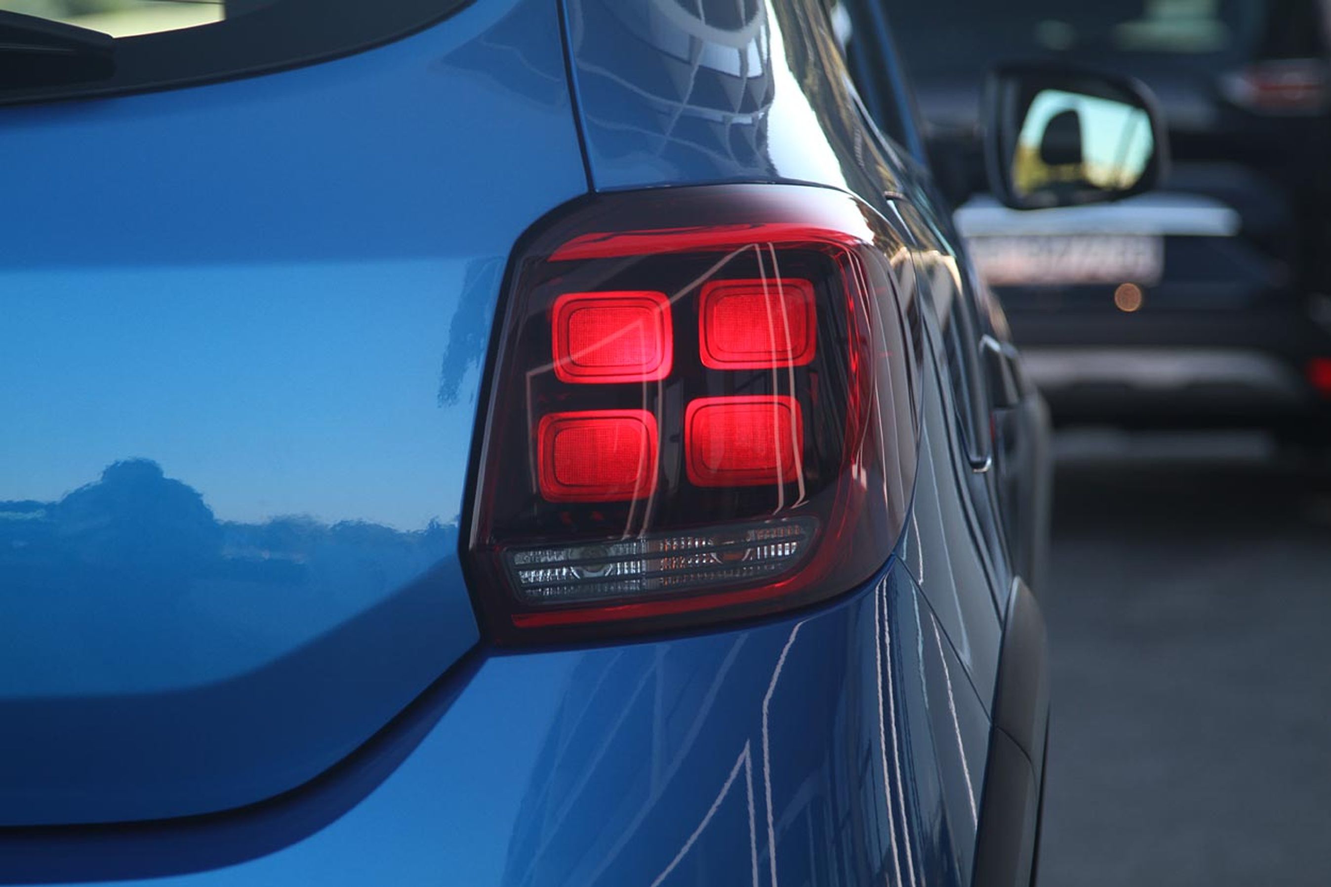 Baglygterne har fået dette karakteristiske look. Det bliver nyt Dacia-kendetegn.