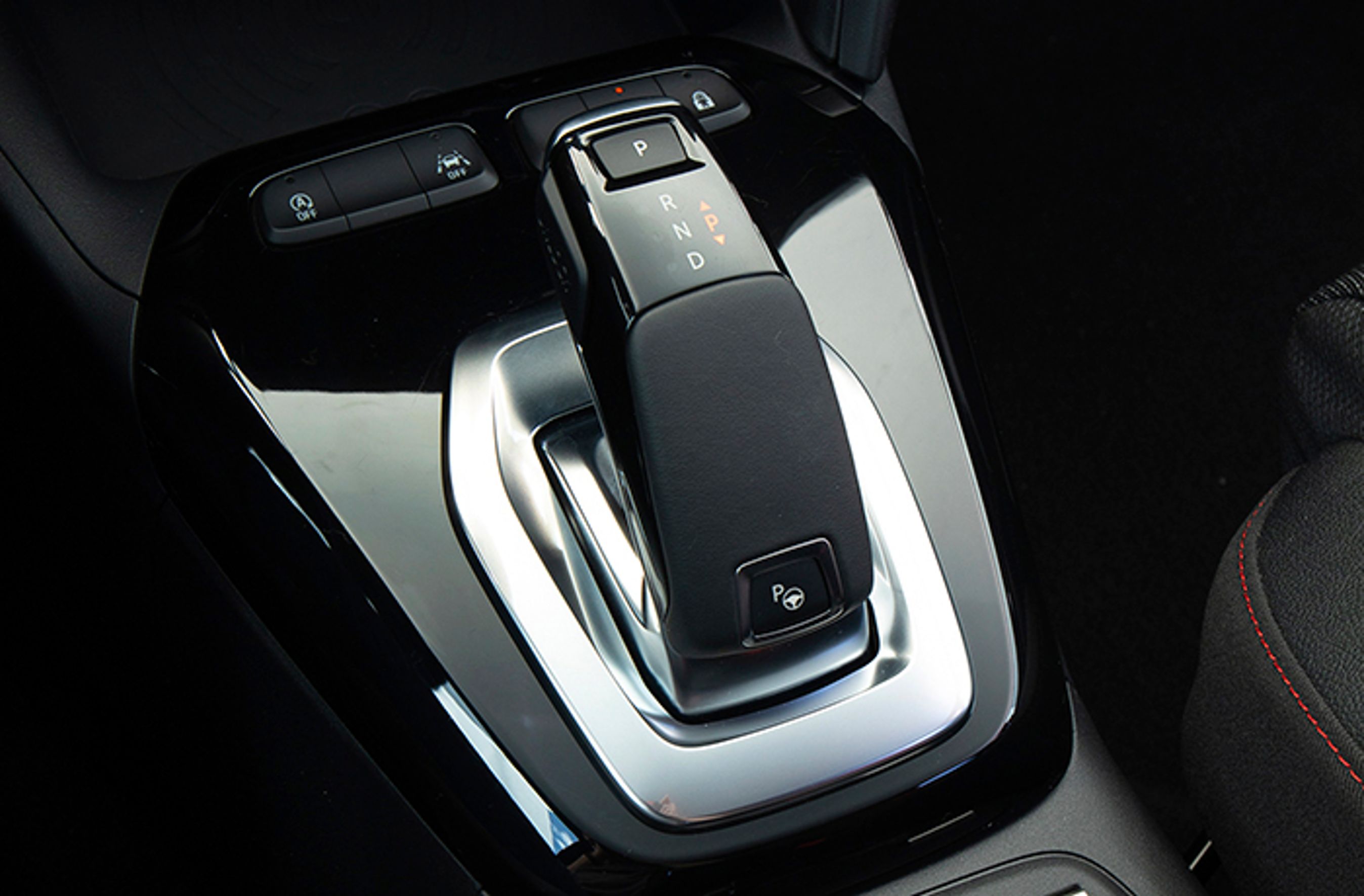 Udgaven med 130 hk har altid automatgear, mens det fås som ekstraudstyr til benzineren med 100 hk. Der er tale om et meget lækkert 8-trins automatgear med skiftegreb bag rattet.