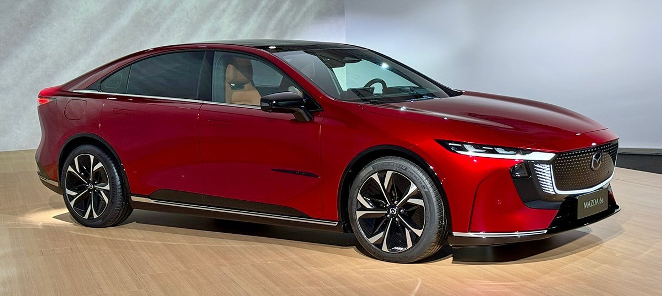 Rød Mazda 6e skråt forfra.