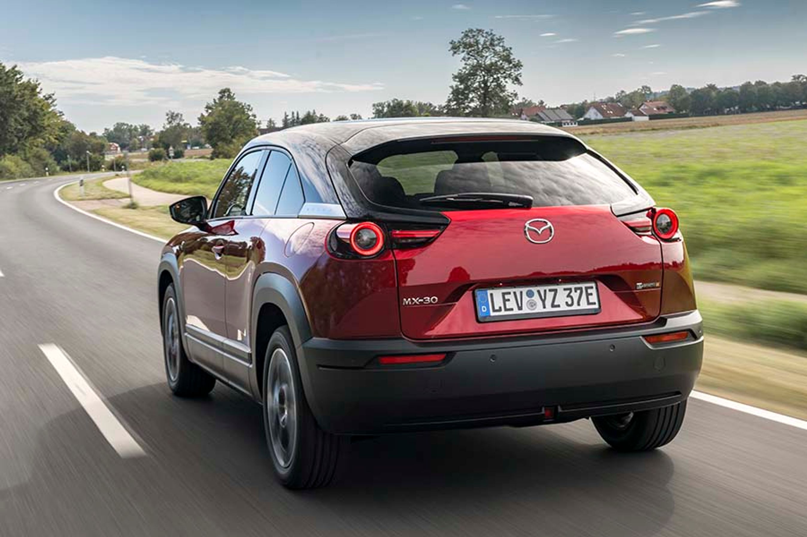 Bagtil er de runde baglygter med til at give bilen sit særlige udtryk. Bagklappen dækker for et bagagerum på 350 liter.