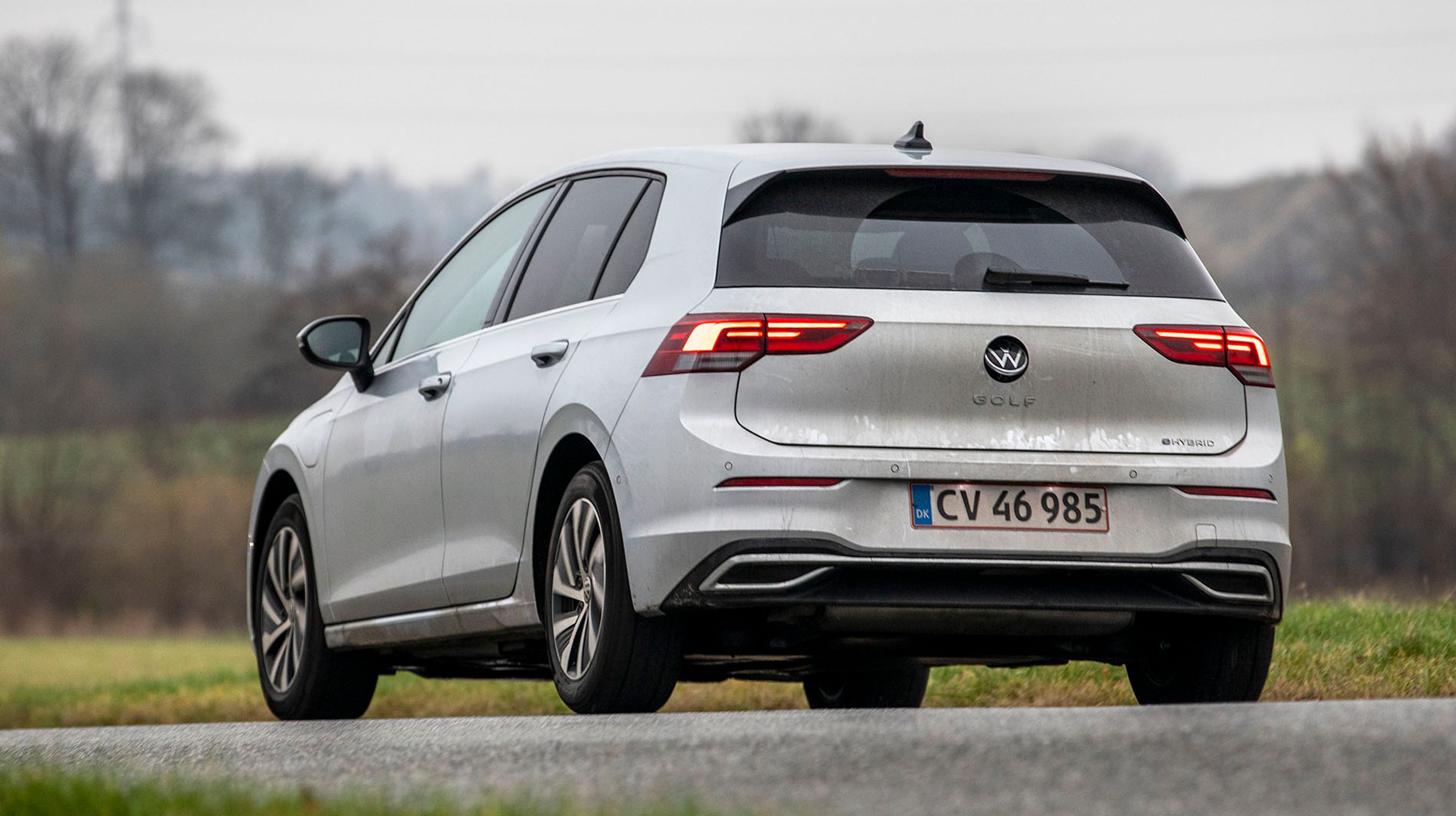 I modsætning til søstermodellerne fra Seat og Skoda kommer Golf eHybrid umiddelbart kun som femdørs og ikke som stationcar. Ærgerligt, for bagagerummet er blot på 273 liter, over 100 liter mindre end i en almindelig Golf. 