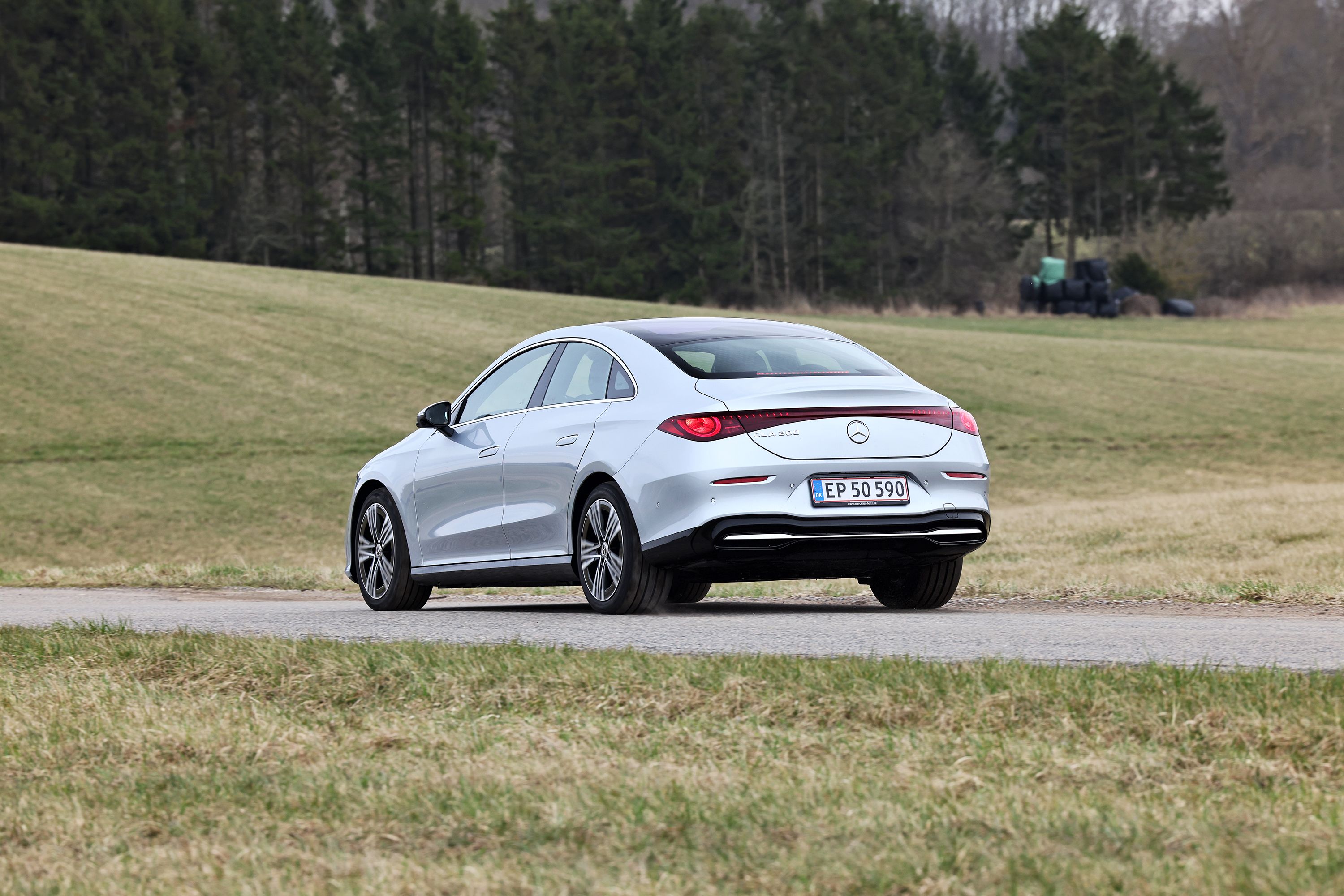 Mercedes-Benz CLA200 set bagfra, mens den kører på vej i naturen