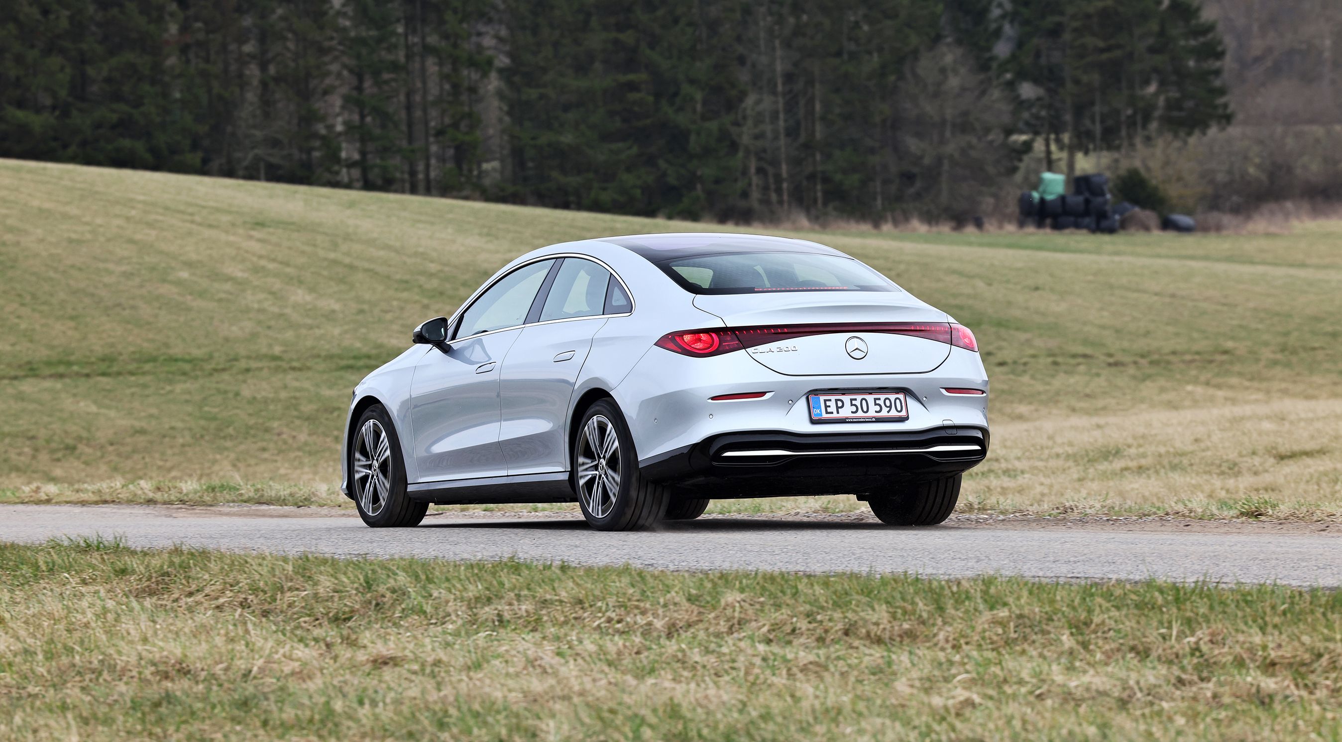Mercedes-Benz CLA200 set bagfra, mens den kører på vej i naturen