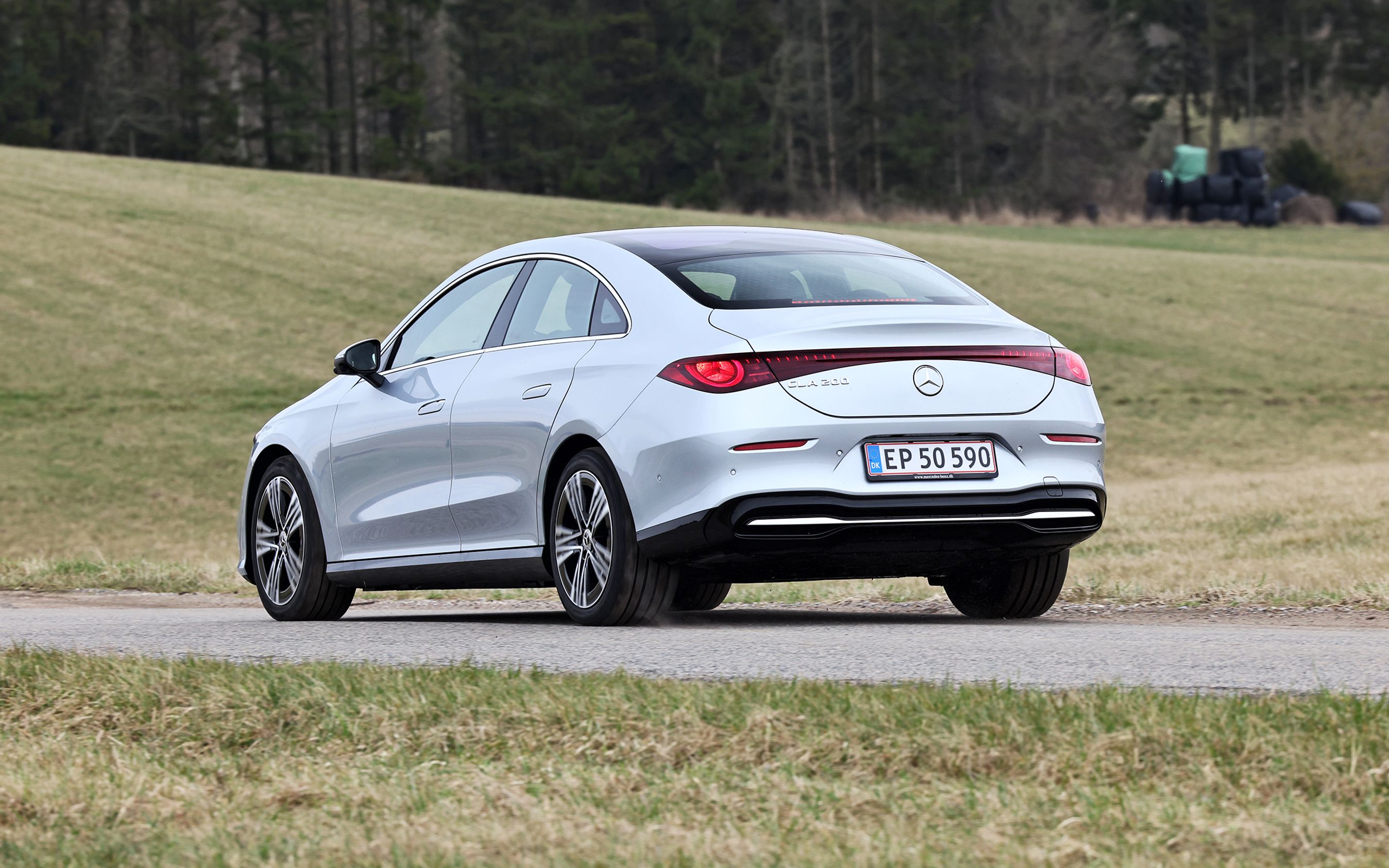 Mercedes-Benz CLA200 set bagfra, mens den kører på vej i naturen