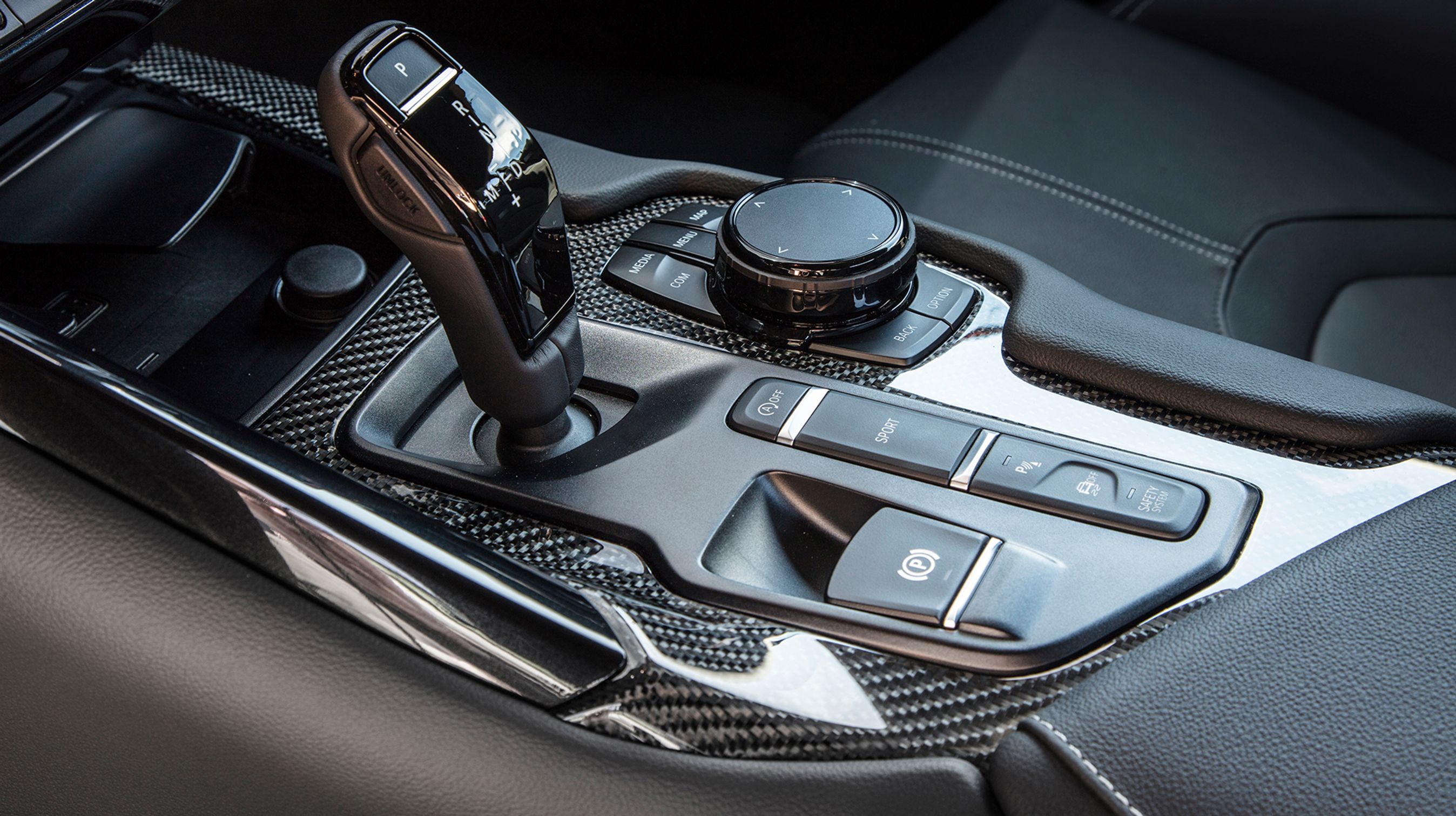 Gearstangen er magen til den i en BMW. Den går selv i P-mode, når man standser motoren, og der er ekstraskiftegreb bag rattet. Den store runde drejeknap styrer skærmen.