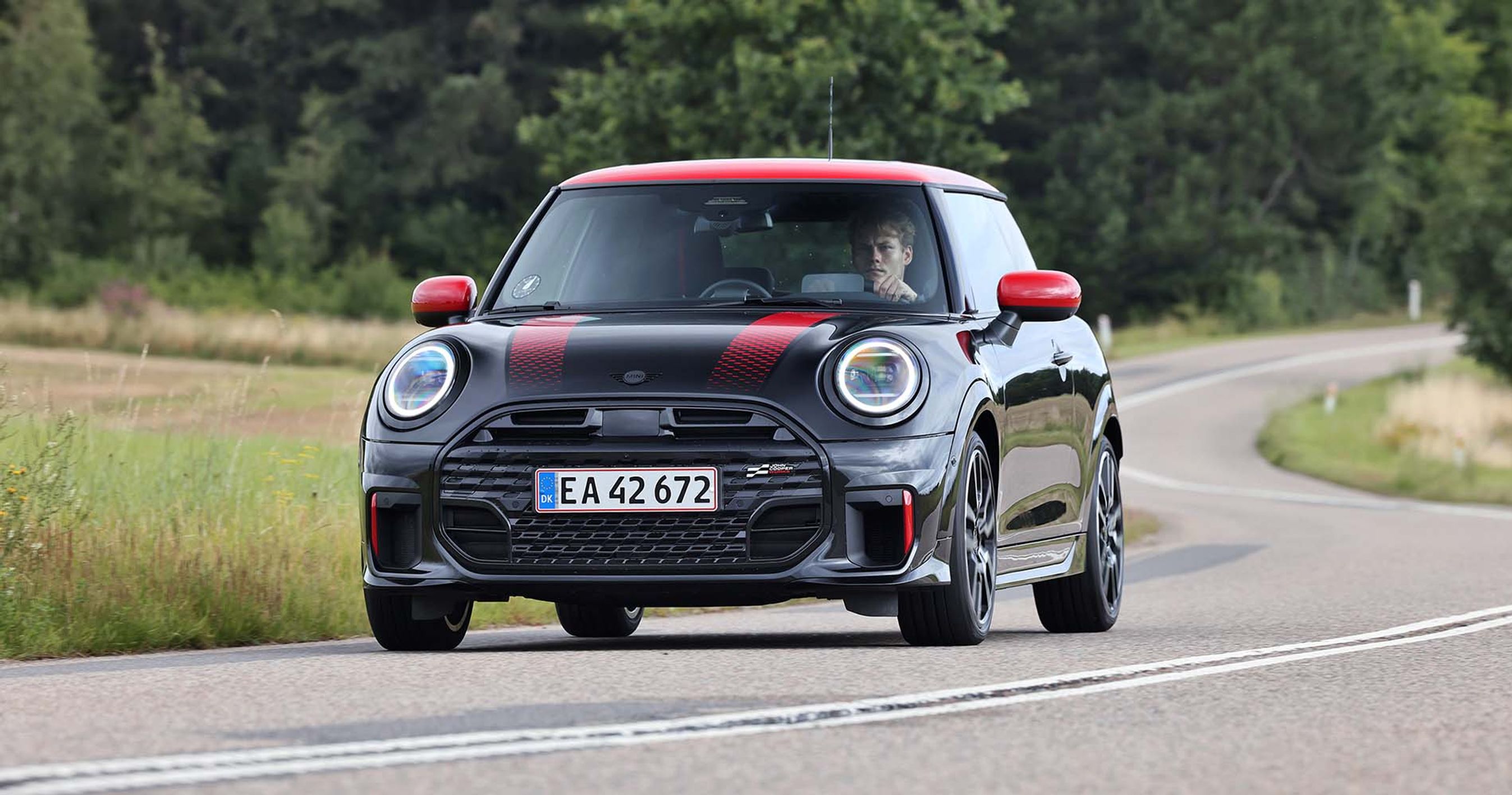 Mini JCW set forfra, mens den kører gennem vejsving