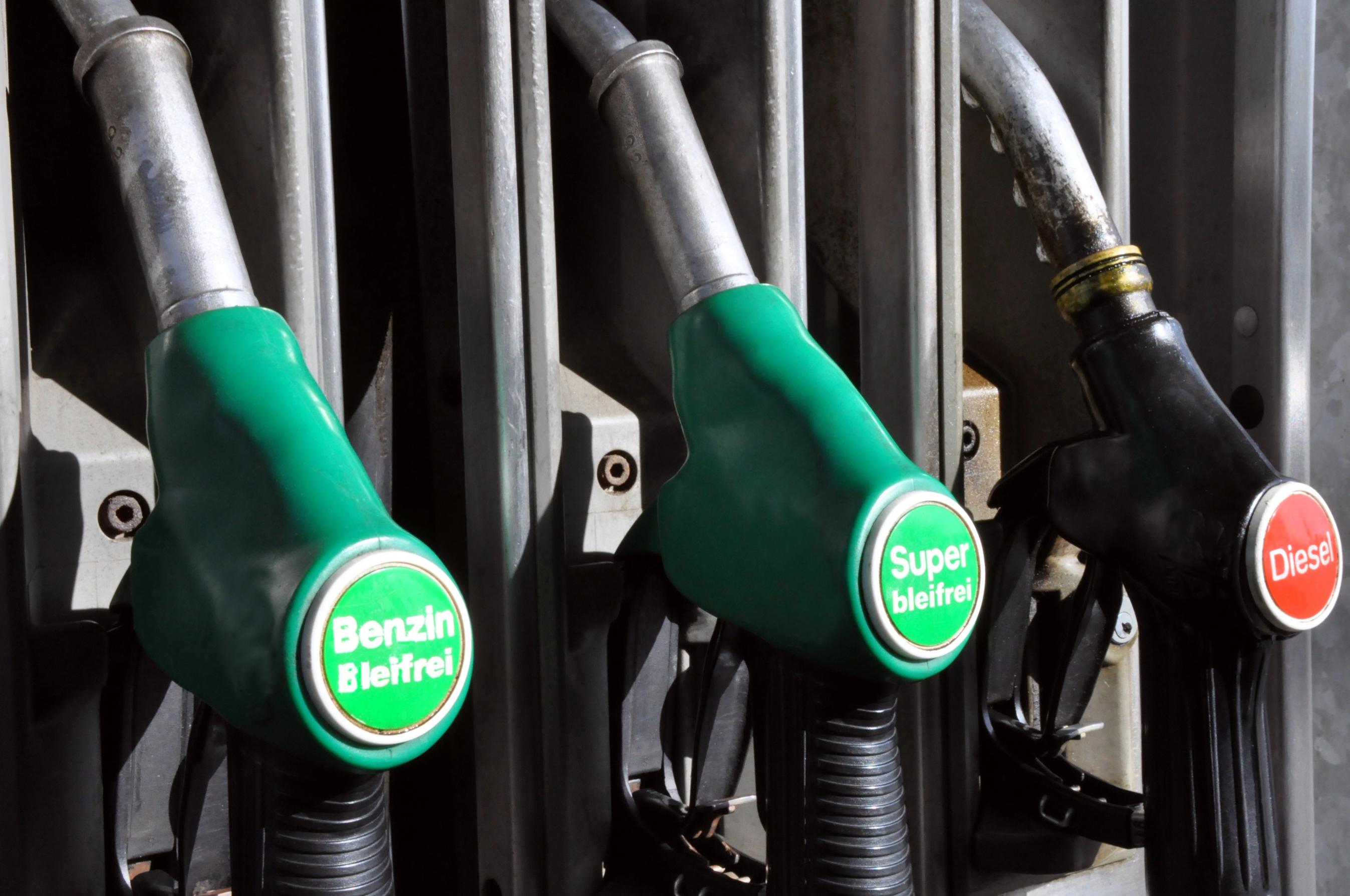 Tre tankpistoler med benzin og diesel