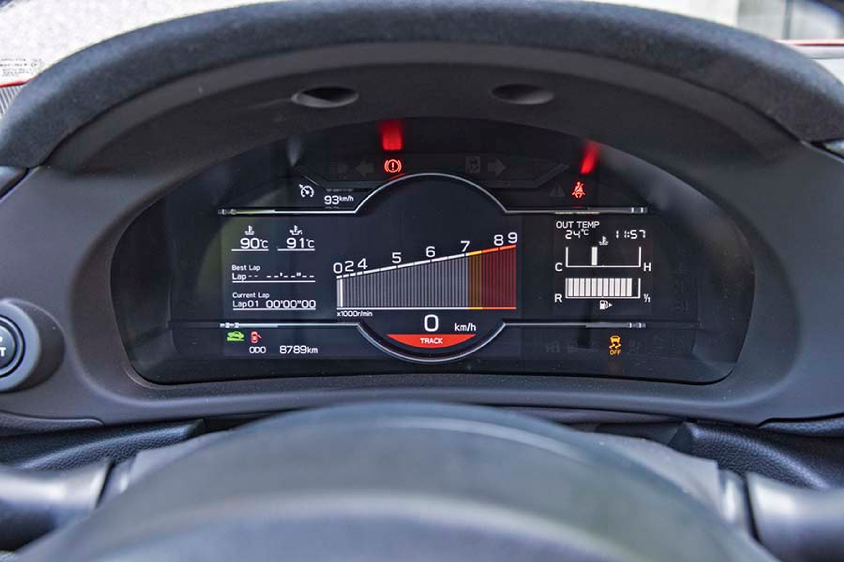 Instrumenterne ændrer udseende, når du vælger at køre i sportsindstillingen. Blandt andet med en meget markant omdrejningstæller. 