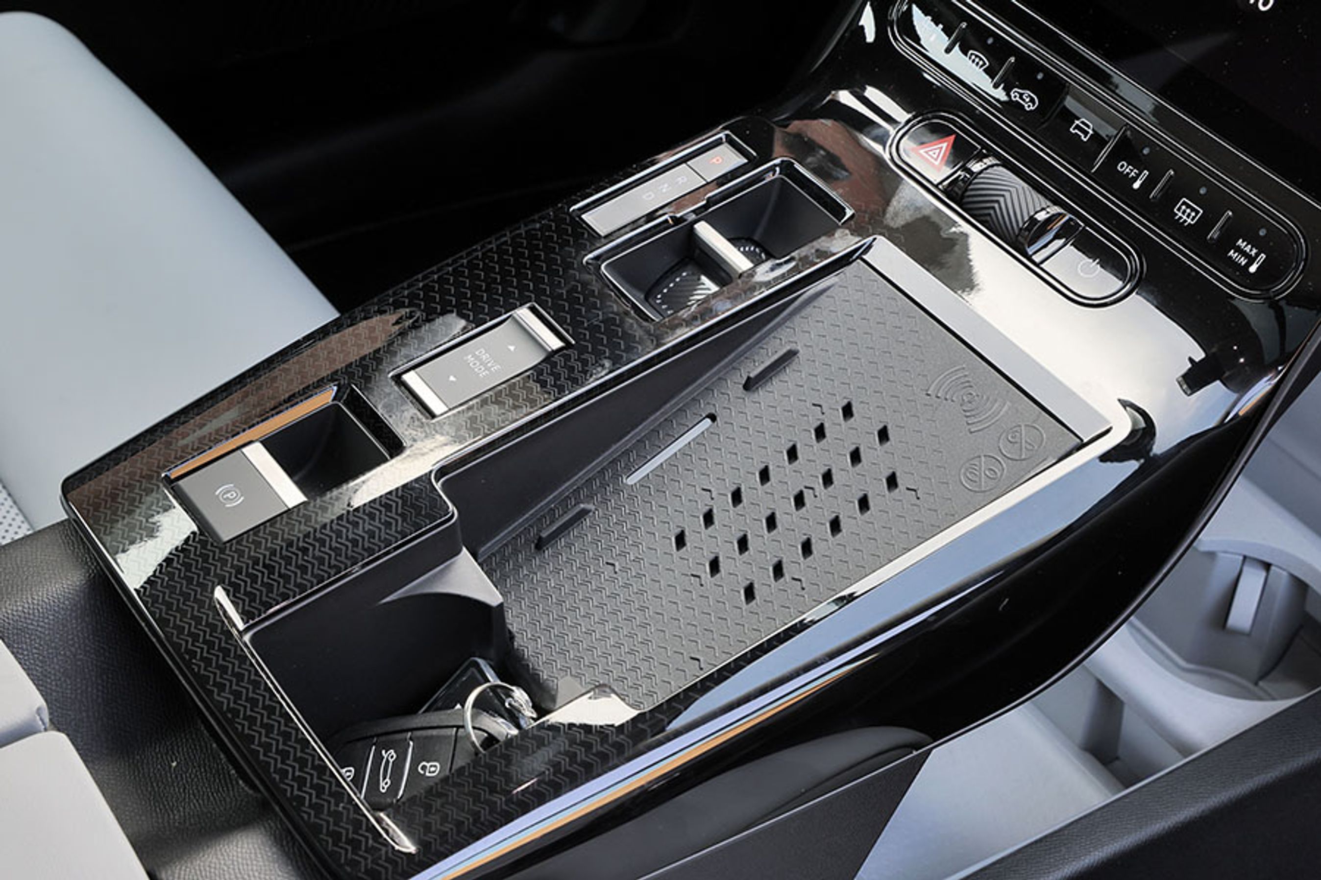 Mobilopladeren har fået en podieplads i kabinen, som man ser i mange biler, men det er en distraherende placering for føreren. Lige henover finder man volumenknappen, der er formet som Citroëns logo. En fed detalje er, at den er udført i blød plast, så det er let at skrue op og ned for lyden i bilen.