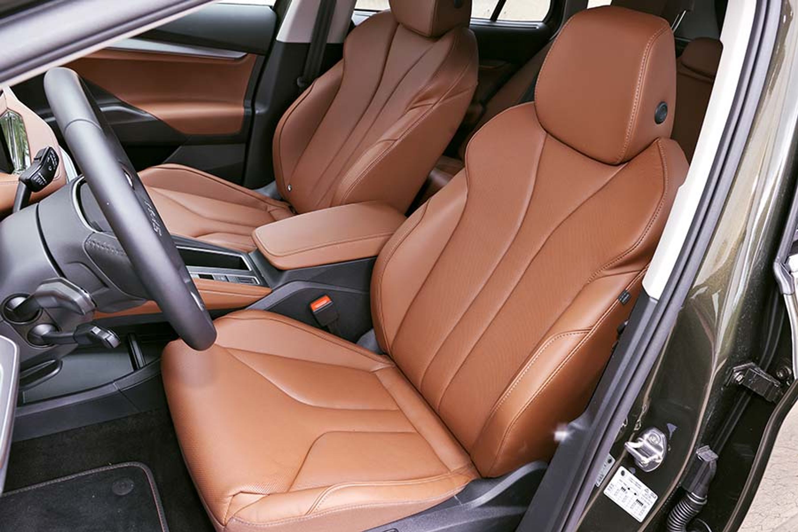 Forsæderne er rare at sidde i, og med udstyrspakken Eco Suite Cognac giver de bilen klasse. Der er tale om ægte lædersæder, der er garvet ved hjælp af olivenbladekstrakt i stedet for traditionelle kemikalier. Dette er en mere miljøvenlig løsning.