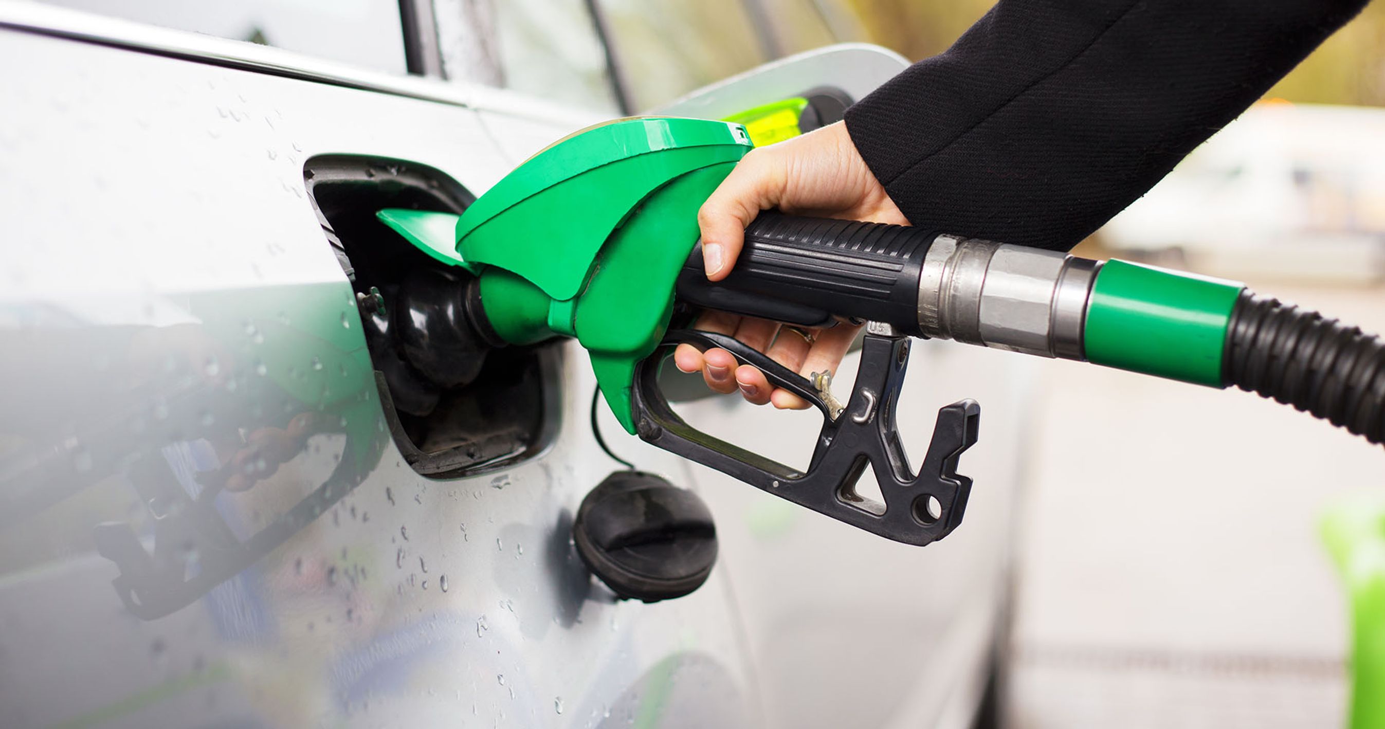 Tankning igang på benzinbil.