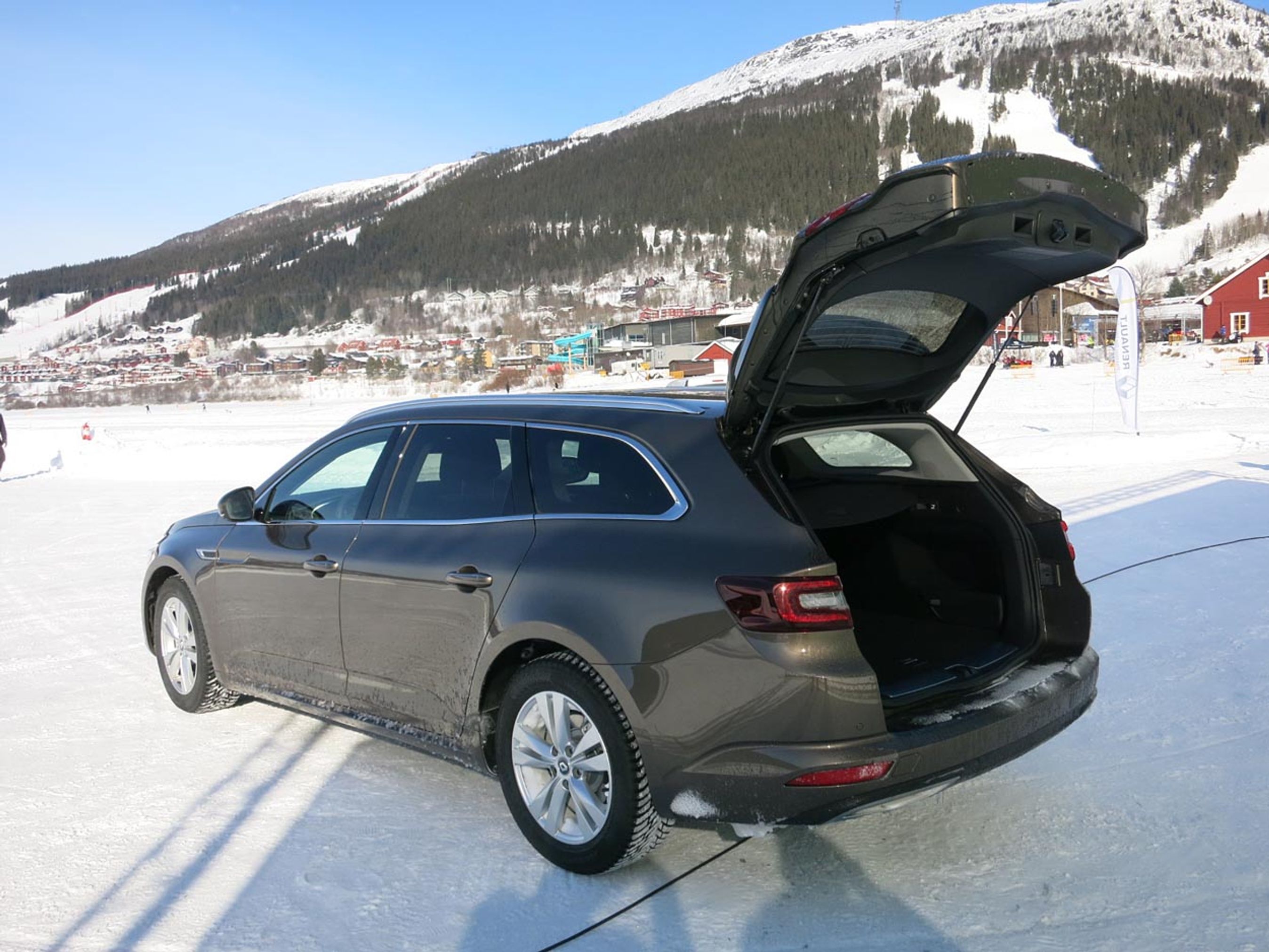 Bagagerummet rummer 572 liter med bagsædet i brug, og det er blandt klassens største. Bagsædet foldes frem med et snuptag.