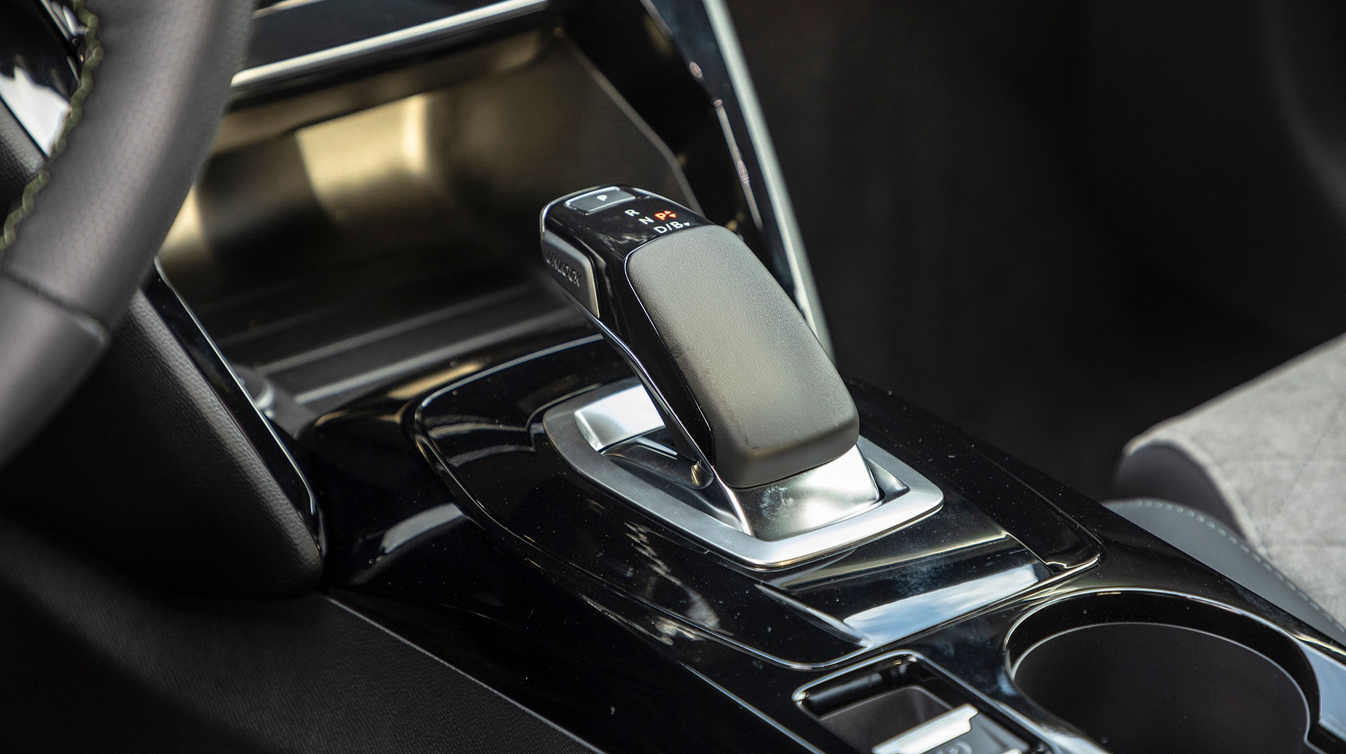 Gearstangen i elbilen er udformet på samme måde som i brændstofudgaverne med automatgear. Den springer selv i ’P’ når man slukker bilen.