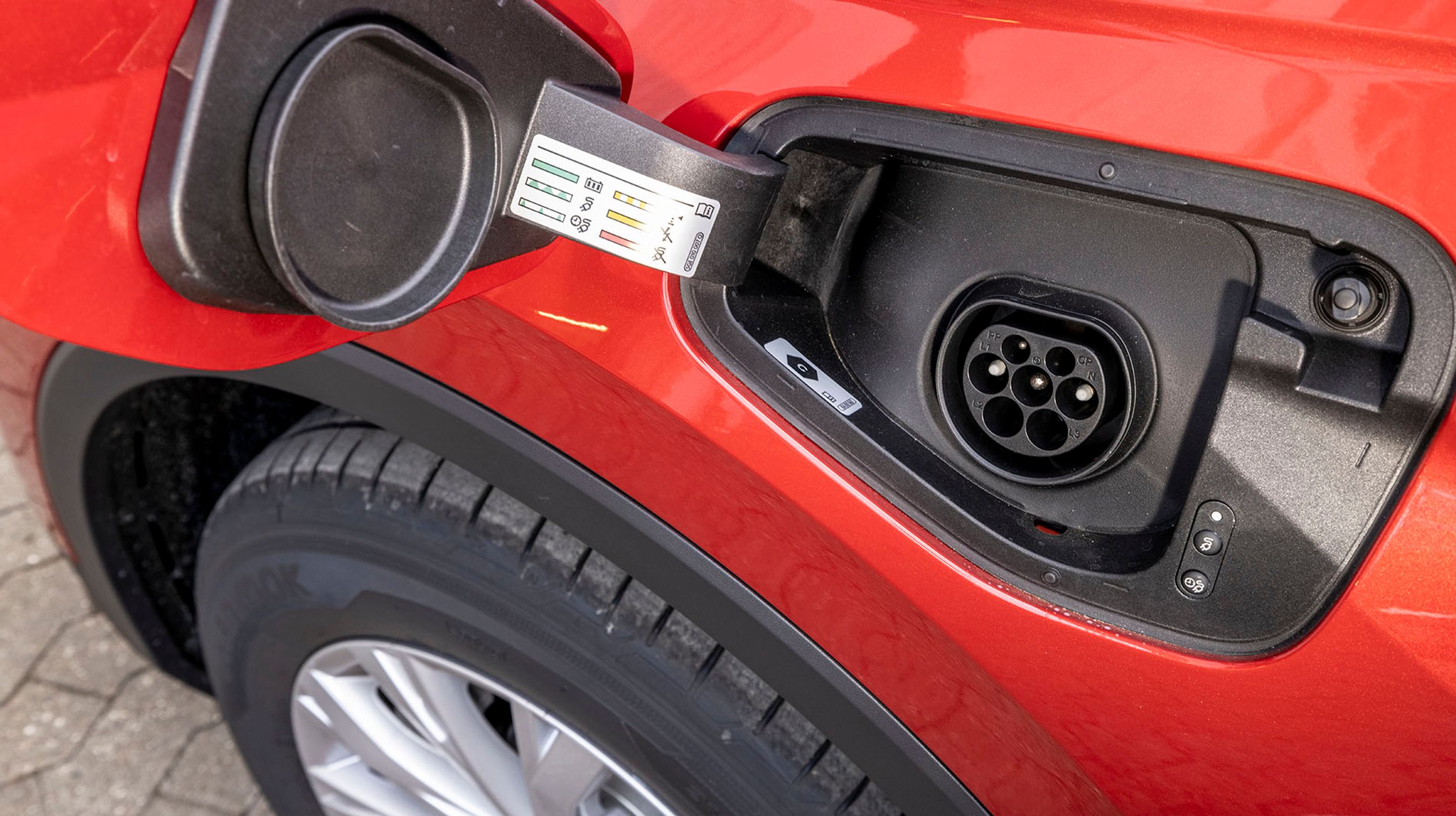 Klappen har egen tætning, så man slipper for at fjerne plastpropper fra stikket, når man skal lade.