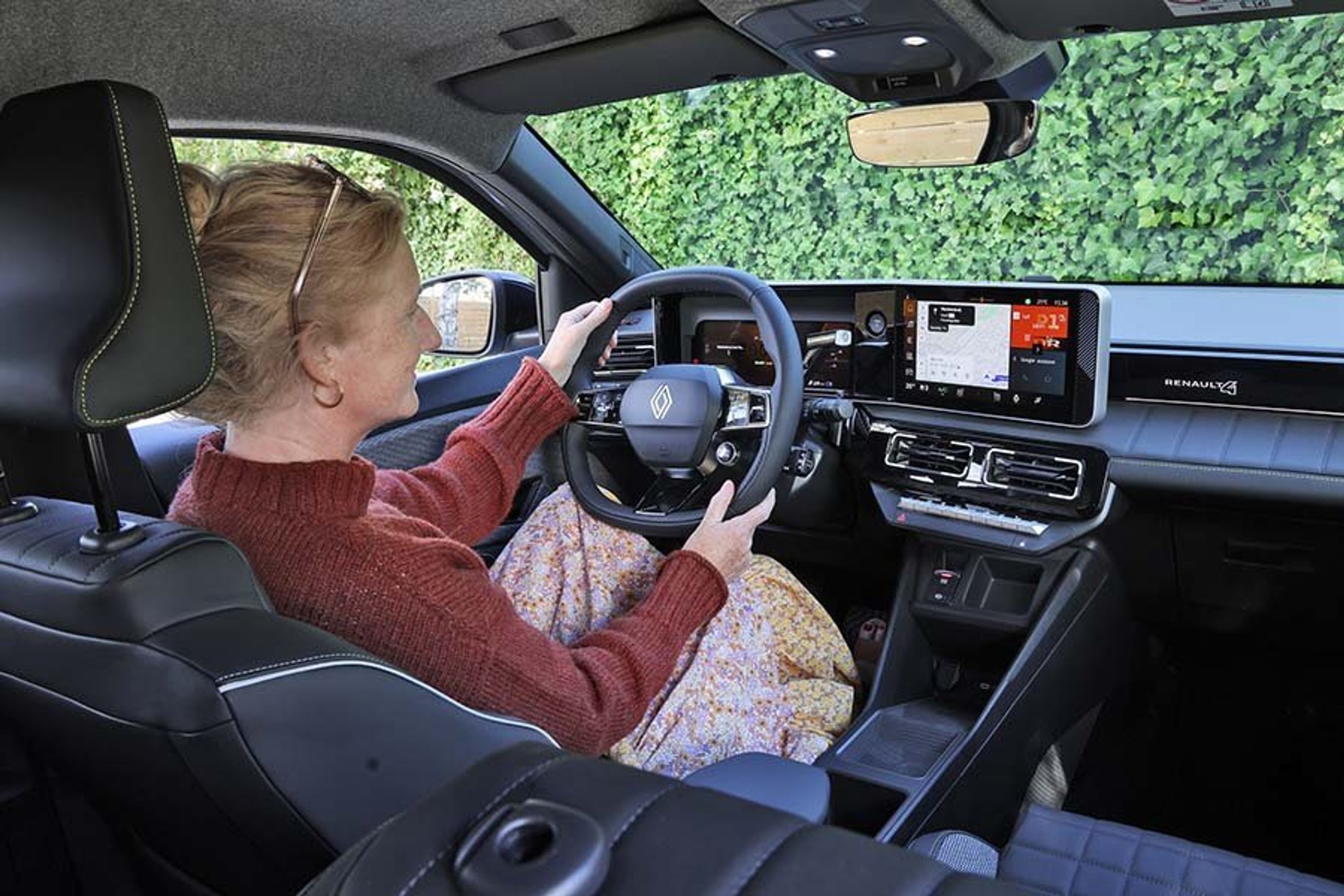 Kvinde bag rattet i en Renault 4