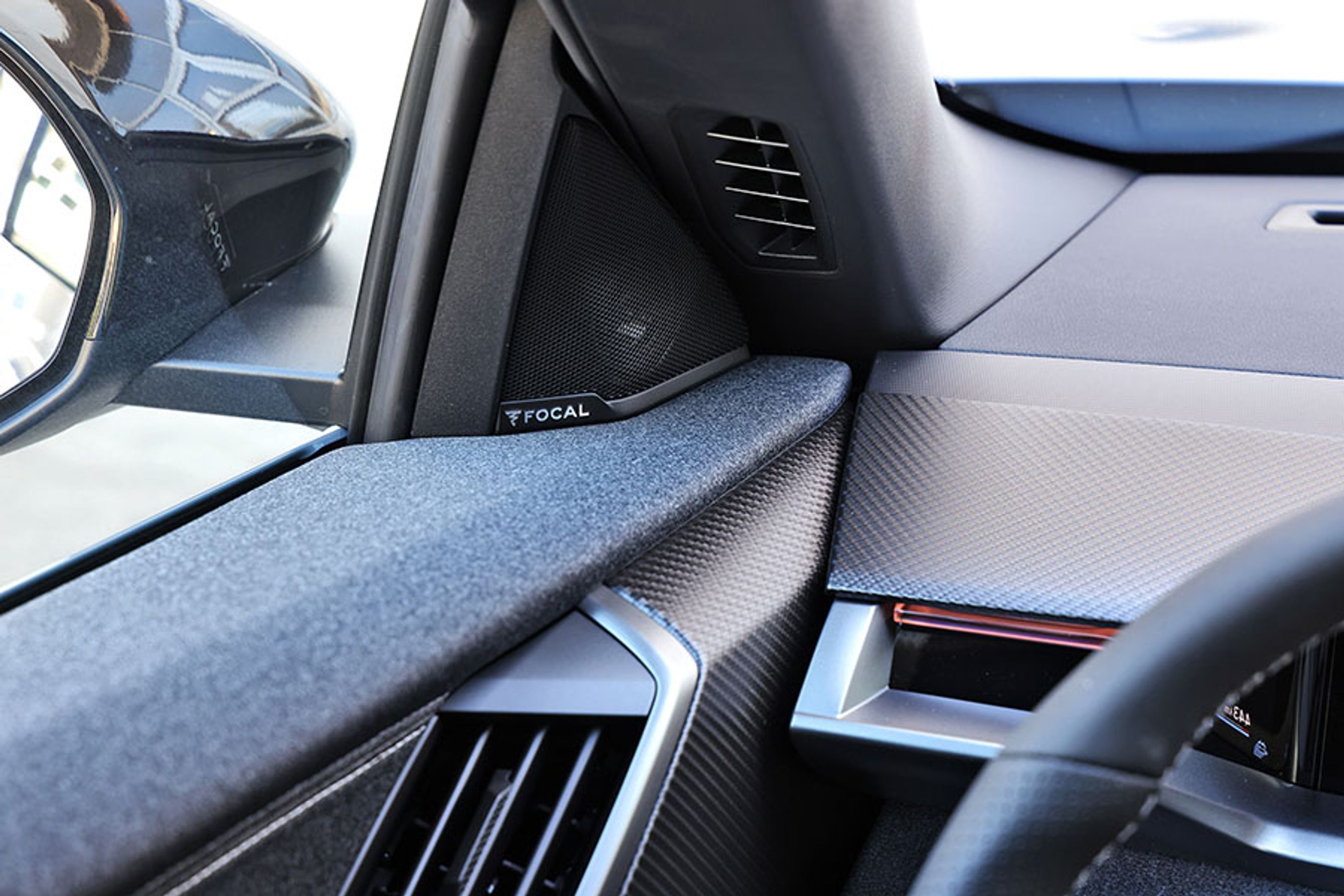 I topudgaven er Focal-musikanlægget standard. Det omfatter fem højttalere fortil og fem højttalere ved bagsædet – en af dem er en subwoofer.