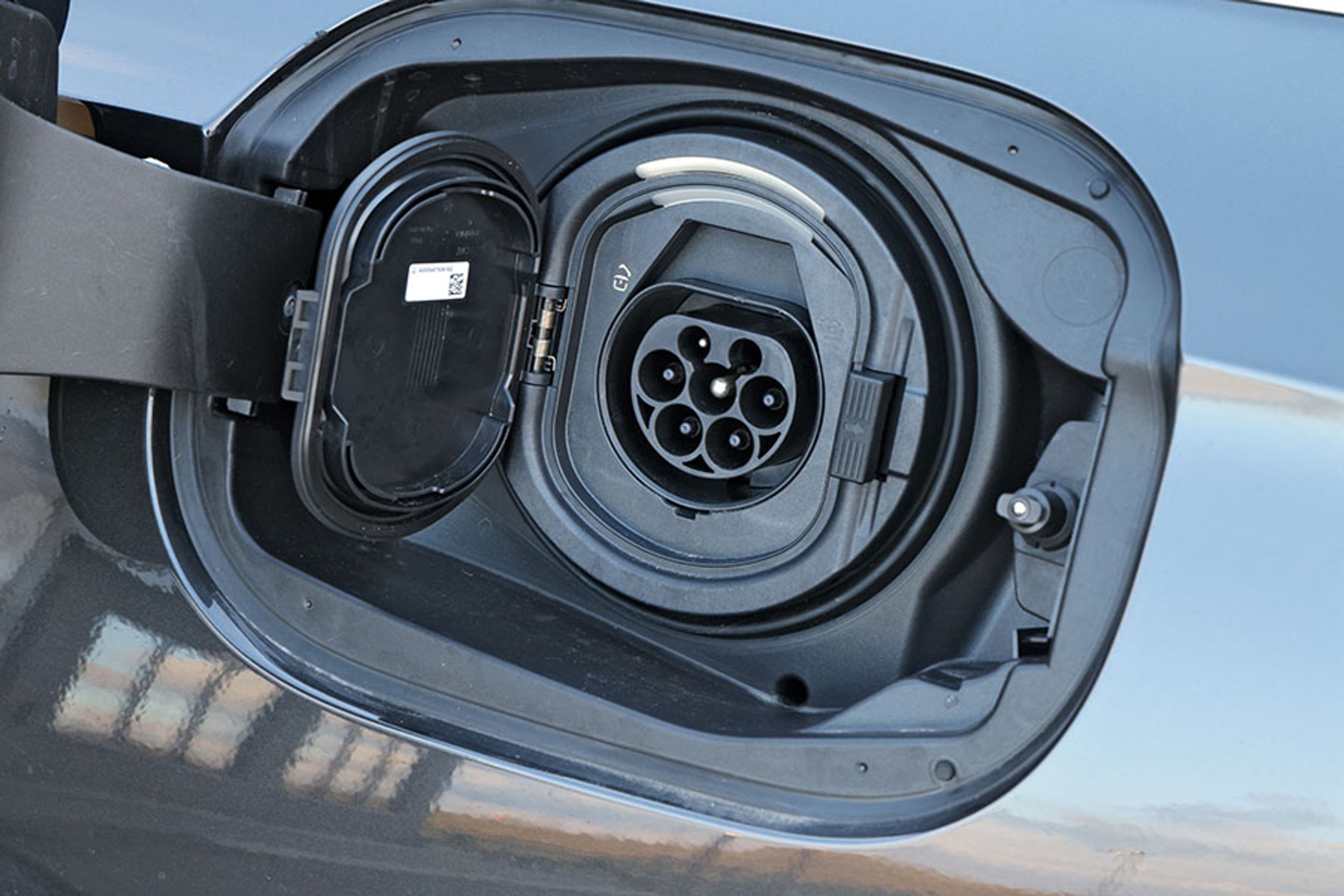 Bilen kan oplades med tre faser og 11 kW, og en opladning tager derfor kun 2,5 timer. Man kan tilkøbe en DC-lademulighed (+8.800 kroner), så bilen kan oplades med op til 55 kW, og så tager en opladning kun en halv time ved en hurtiglader.