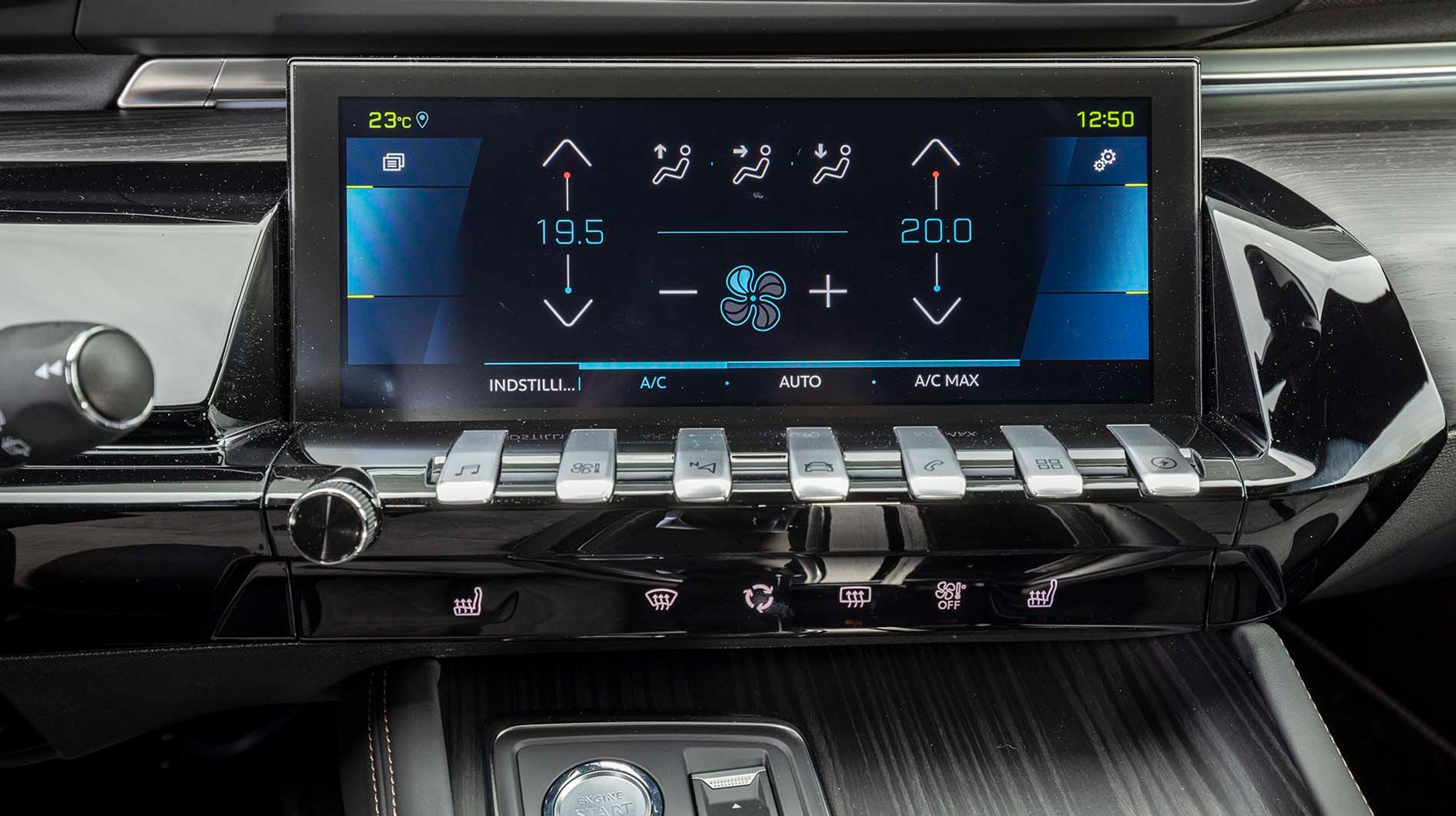 Peugeot benytter sig af en kombination af normale kontakter og touchskærm, og det fungerer faktisk. 