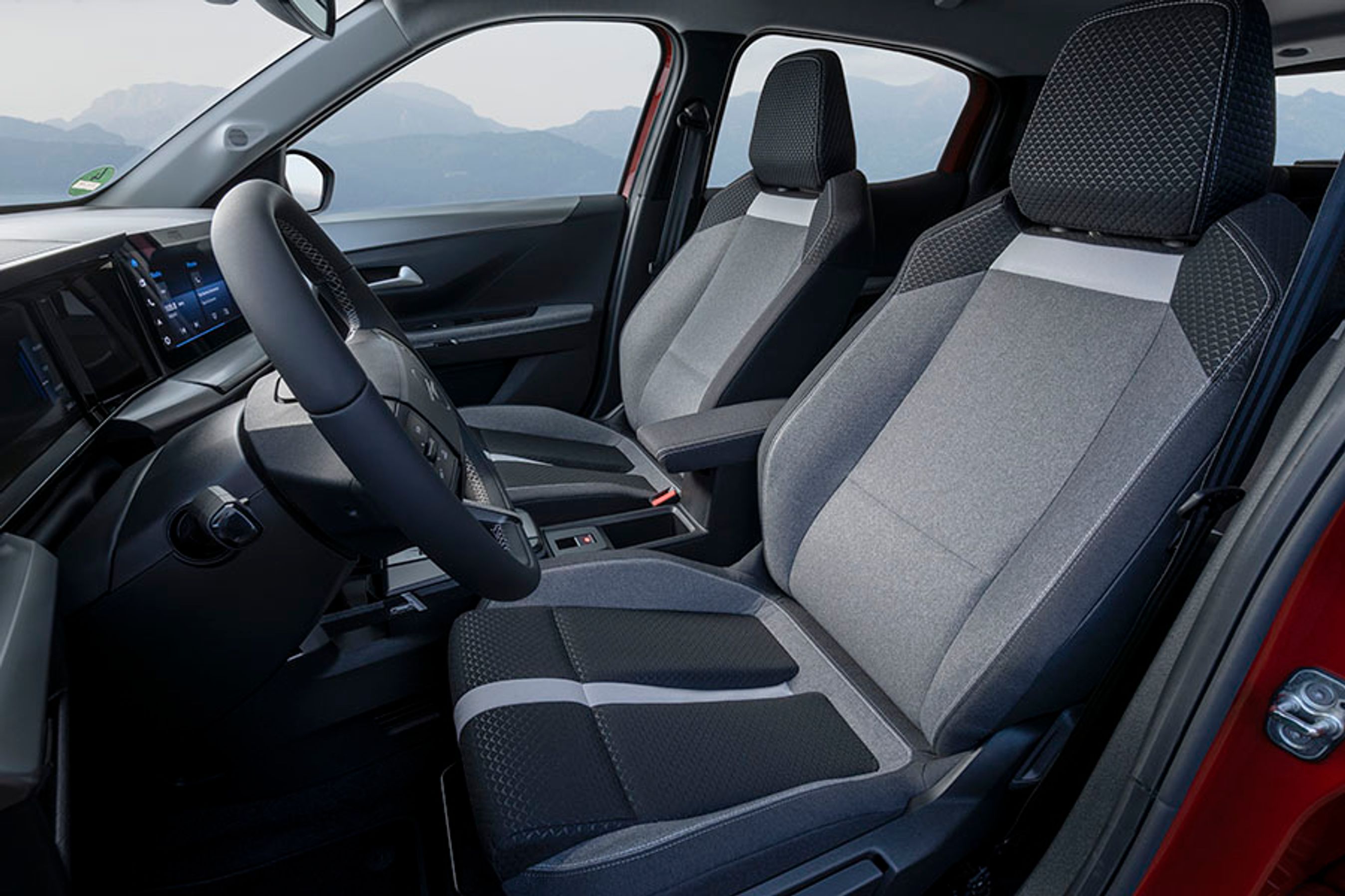 Forsæderne er lækkert udformet og meget behagelige at sidde i, hvilket er med til at øge den samlede komfort ved at køre i Opel Frontera.