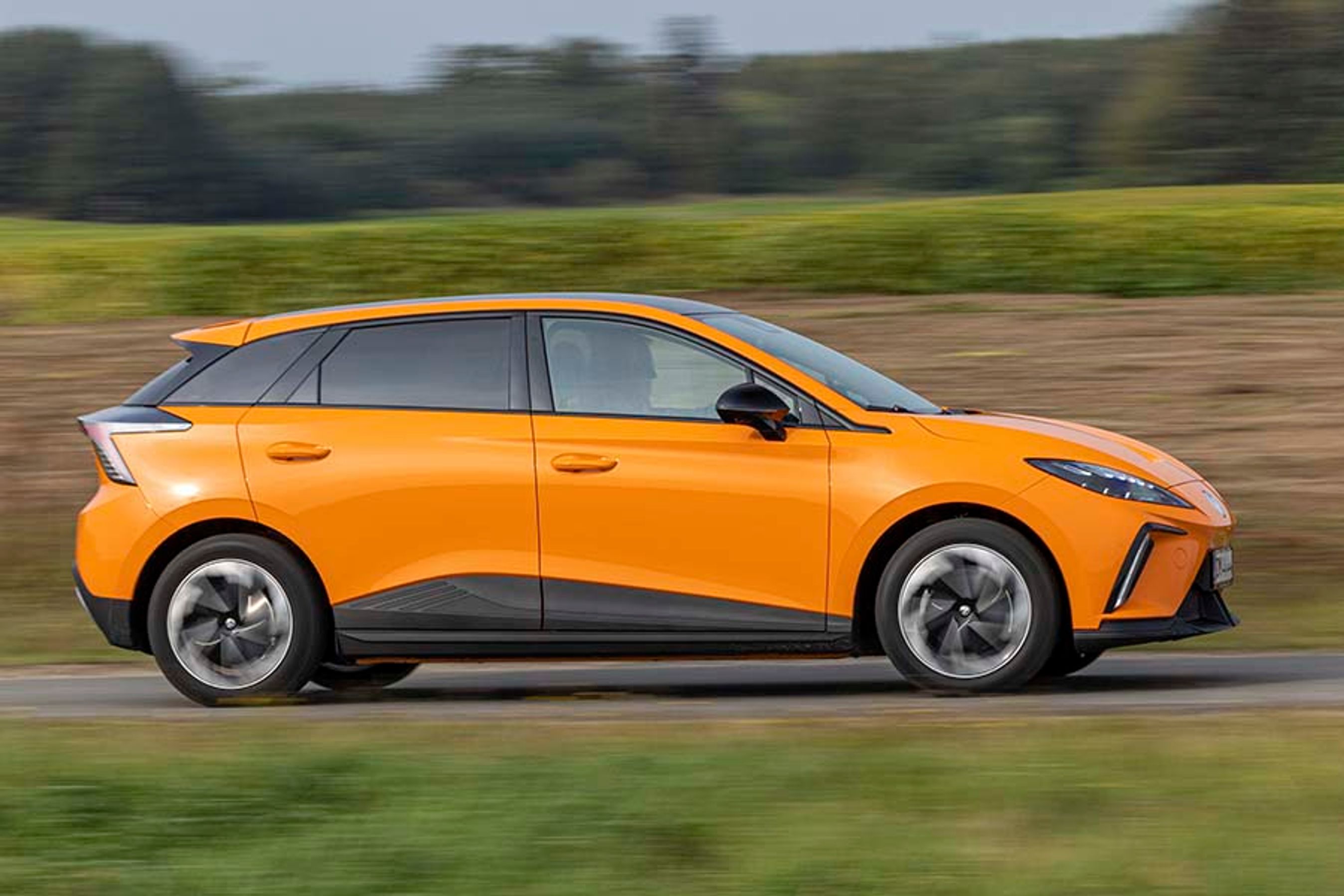 Længden og højden af MG 4 er den samme som på en VW Golf, men akselafstanden er seks cm længere, og det giver en god plads i kabinen. Bemærk, hvordan lygterne løber rundt om hjørnerne.