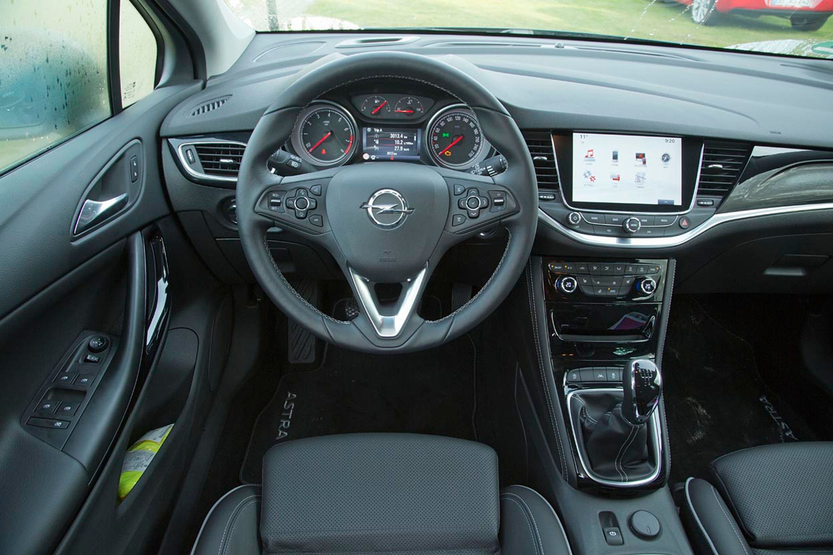 Førerpladsen er lækkert indrettet. Forgængerens mange knapper er nu bygget ind i trykskærmen, som med danske menuer gør det let at betjene bilen.