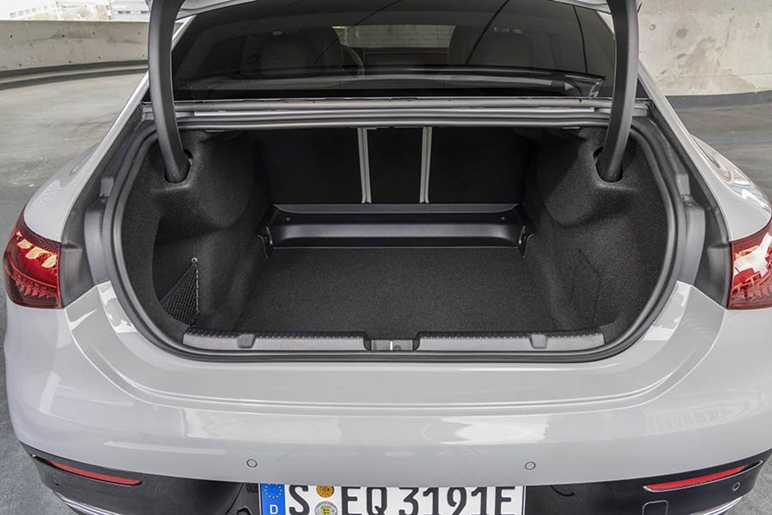 Bagagerummet i EQE er kun på 430 liter, det er ikke imponerende i forhold til konkurrenterne. 