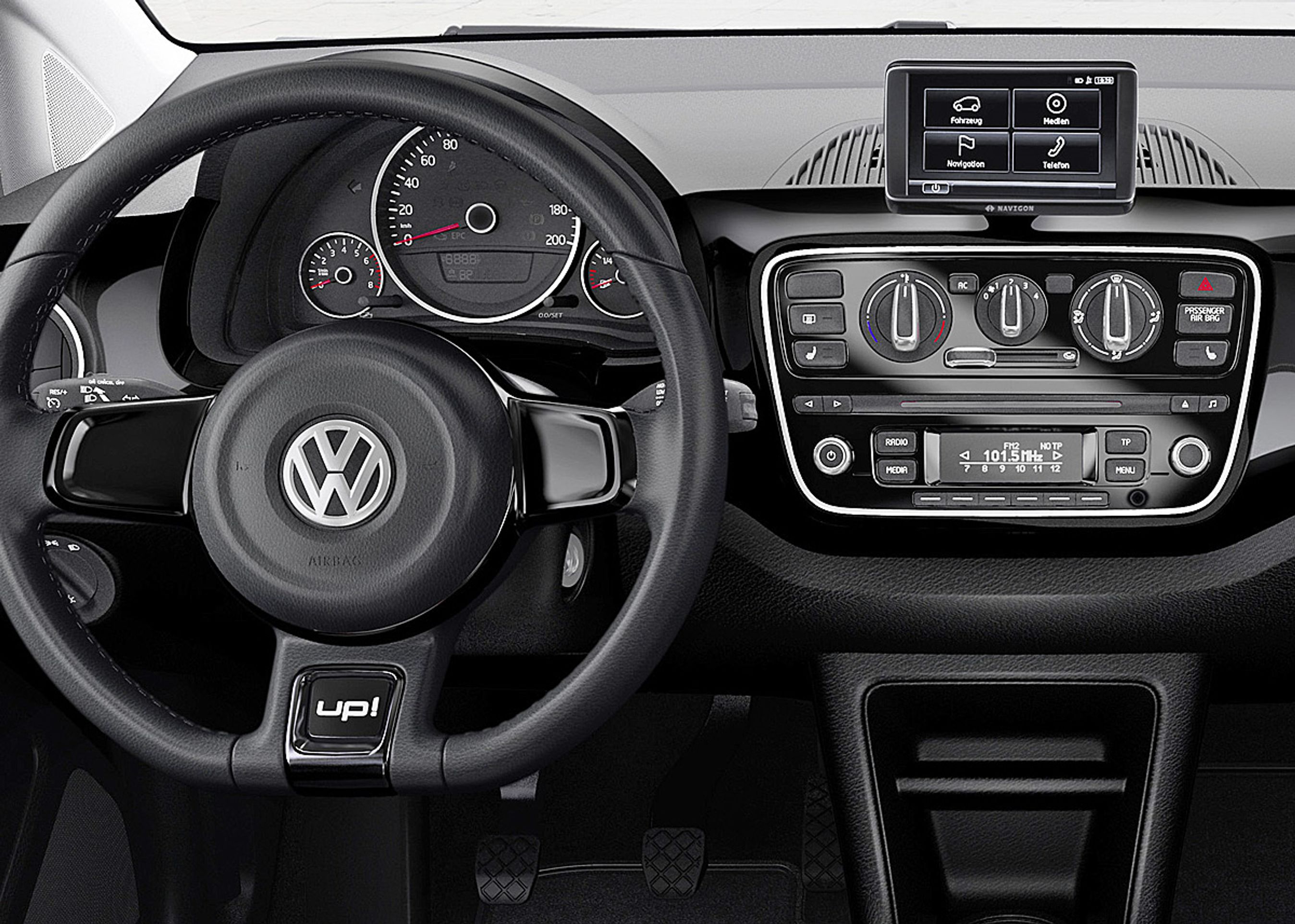 Førerpladsen er mere enkel end normalt hos VW. Speedometret er stort og tydeligt, og de fleste knapper samlet i den højtsiddende midterkonsol.