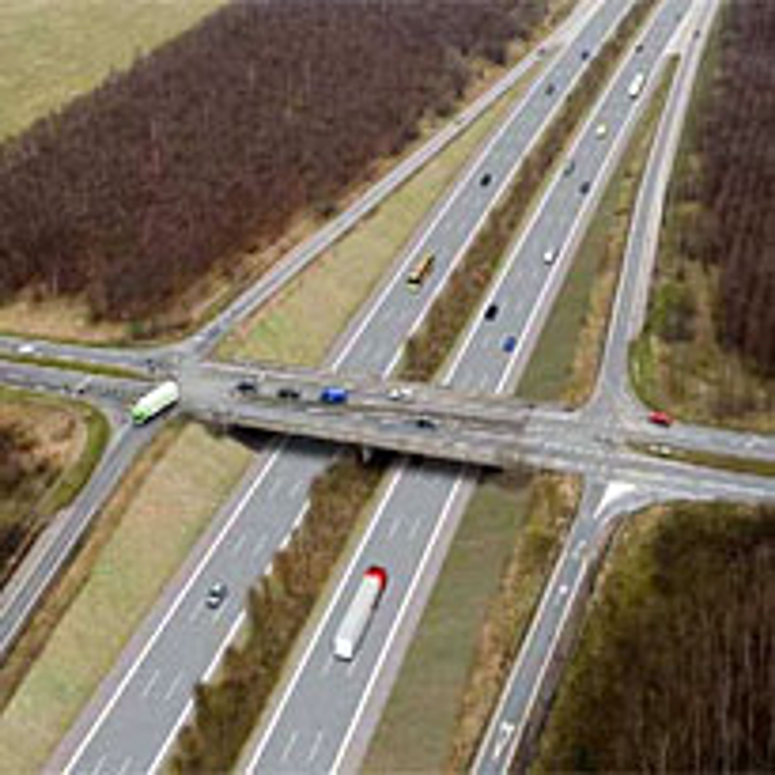 Der er et tilslutningsanlæg midt på den udvidede strækning, <4> Albertslund Nord. Der sker mindre ombygninger af anlægget.