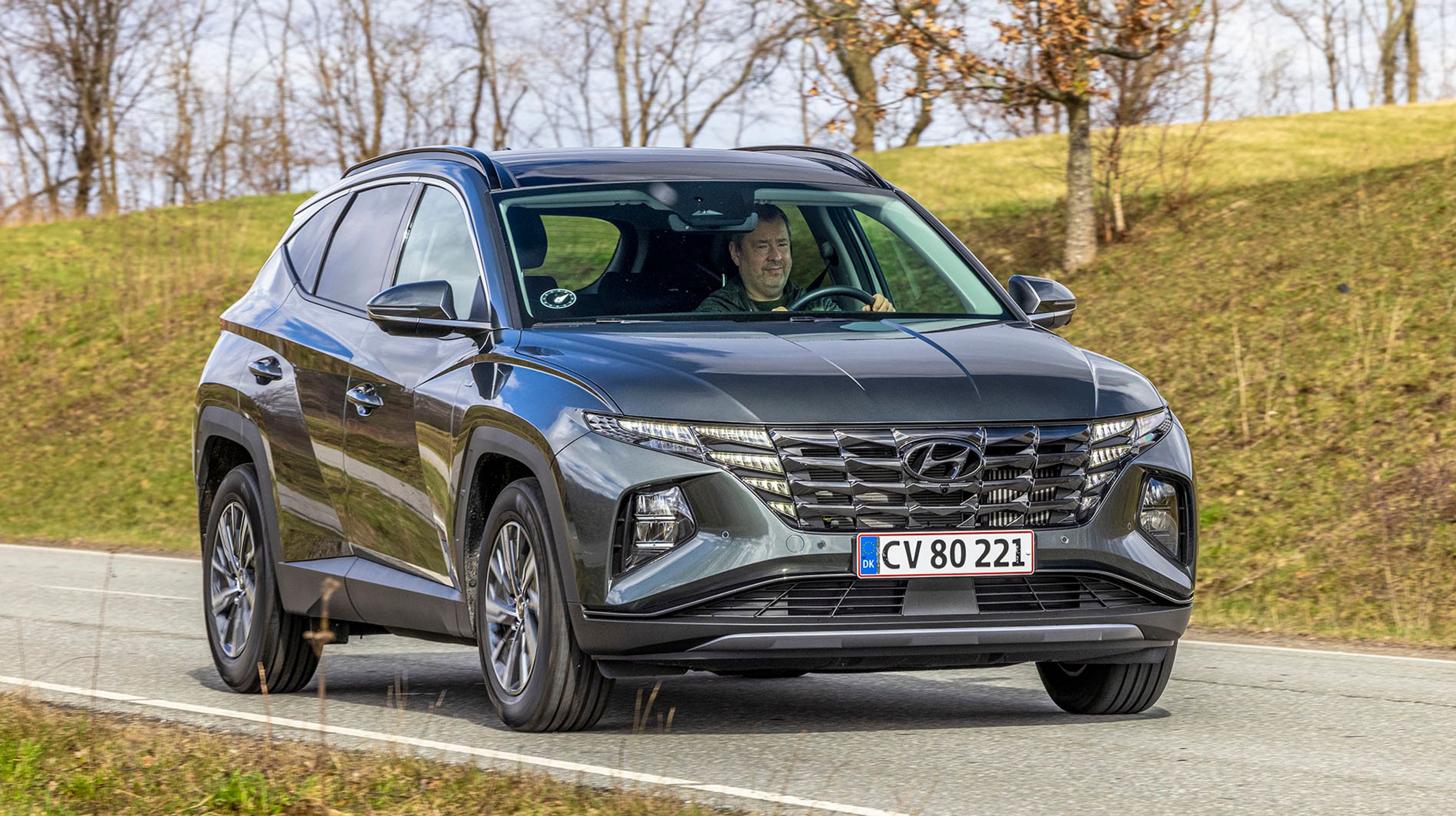 Bemærk, hvordan kølergrillen breder sig i hele bilens bredde. De yderste felter i kølergrillen indeholder små LED-lygter til kørelyset.