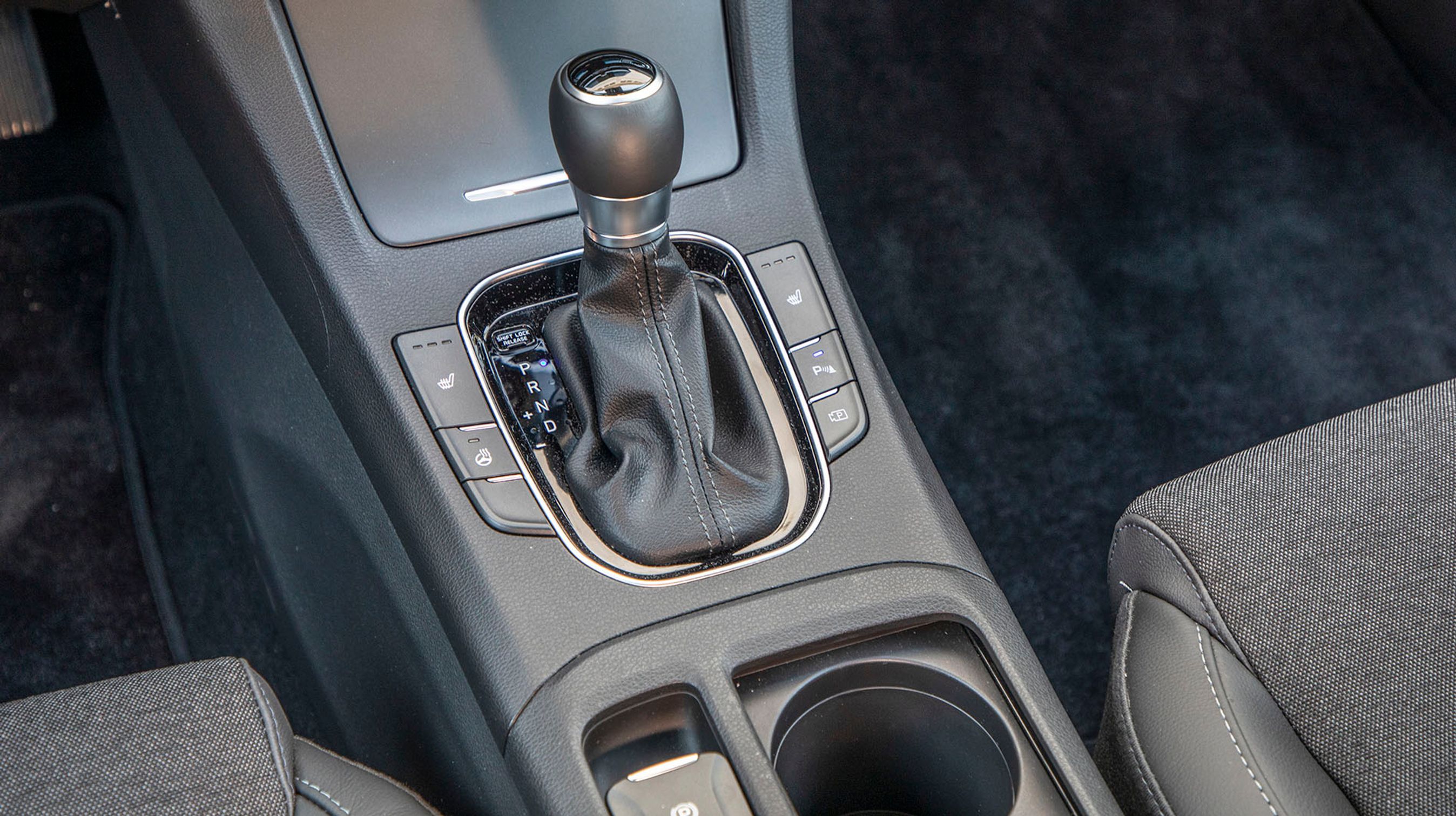 Gearstangen er af den gammeldags type, som skal sættes i P, inden tændingen afbrydes.