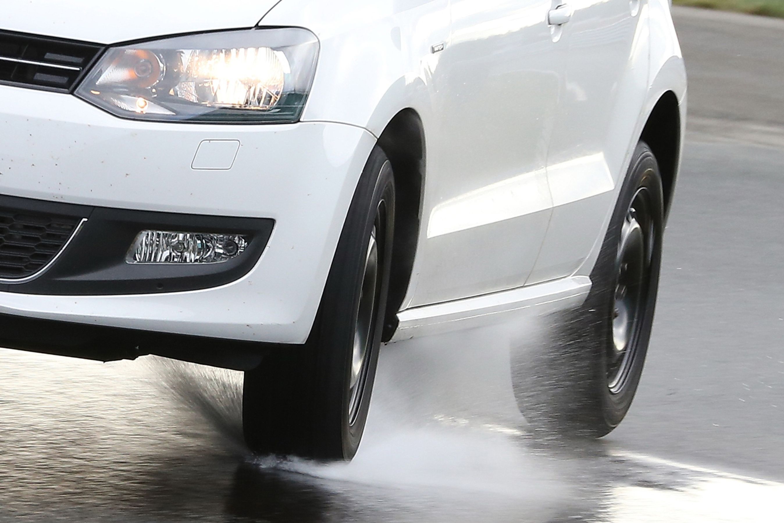 Nye sommerdæk er som skabt til våd dansk sommer, viser FDMs store test af 36 sommerdæk