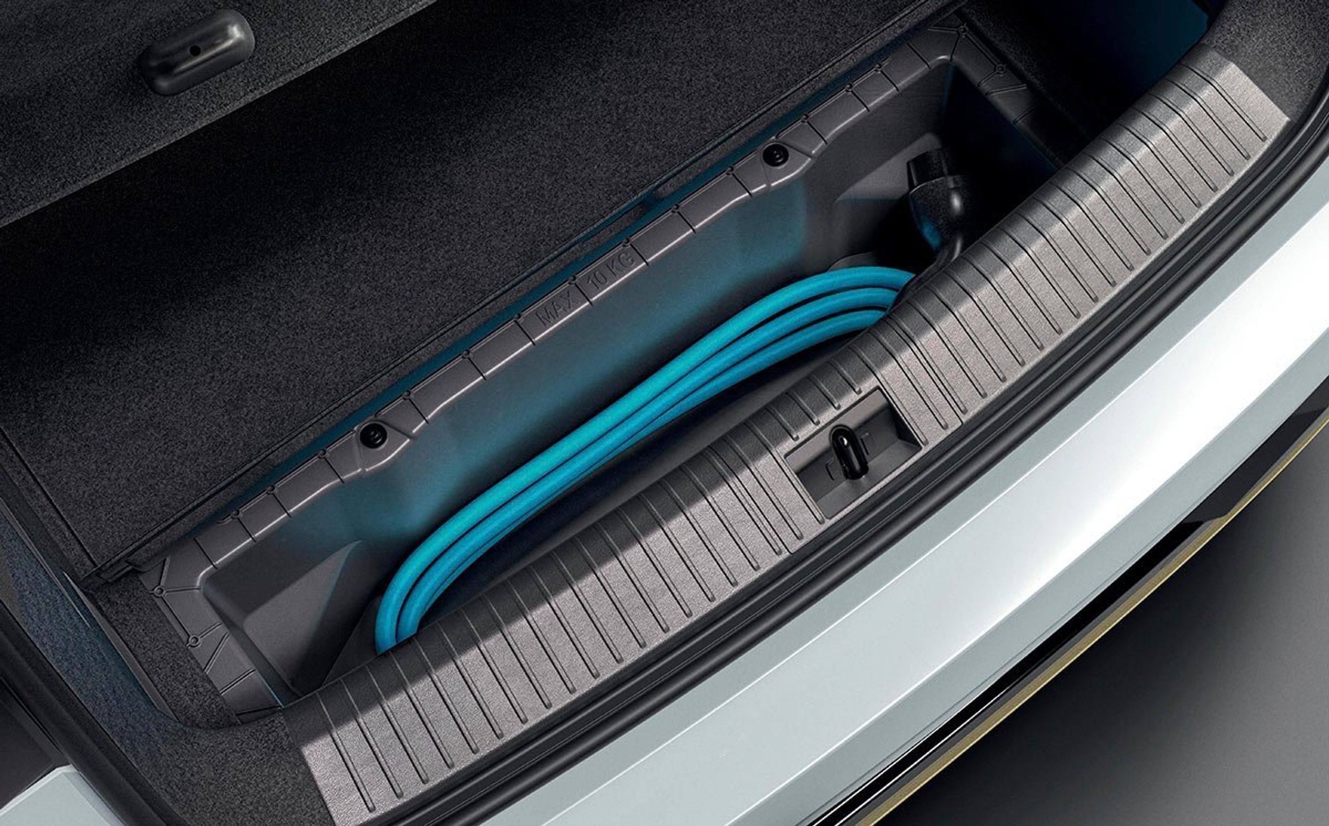 Under gulvet i bagagerummet er der et praktisk rum til et ladekabel. Men i og med at Renault viser dette billede, har bilen formentlig ikke den endnu bedre løsning i form af et lille bagagerum forrest ('frunk').