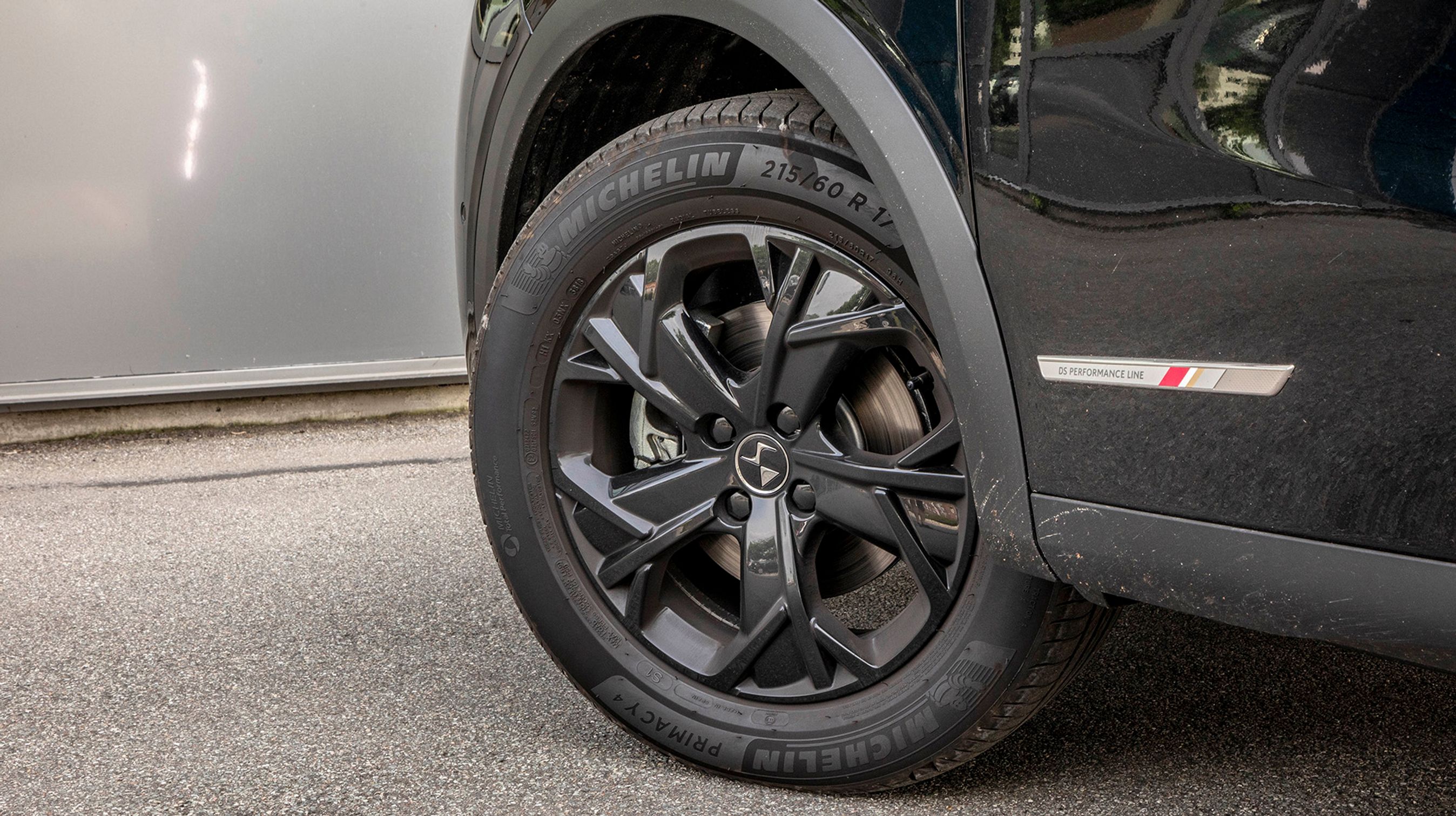 Performance Line-udgaven har sortlakerede alufælge. De passer designmæssigt godt til udstyrsvariantens mørke tema, og som bonus ser fælgene ikke så beskidte ud. 