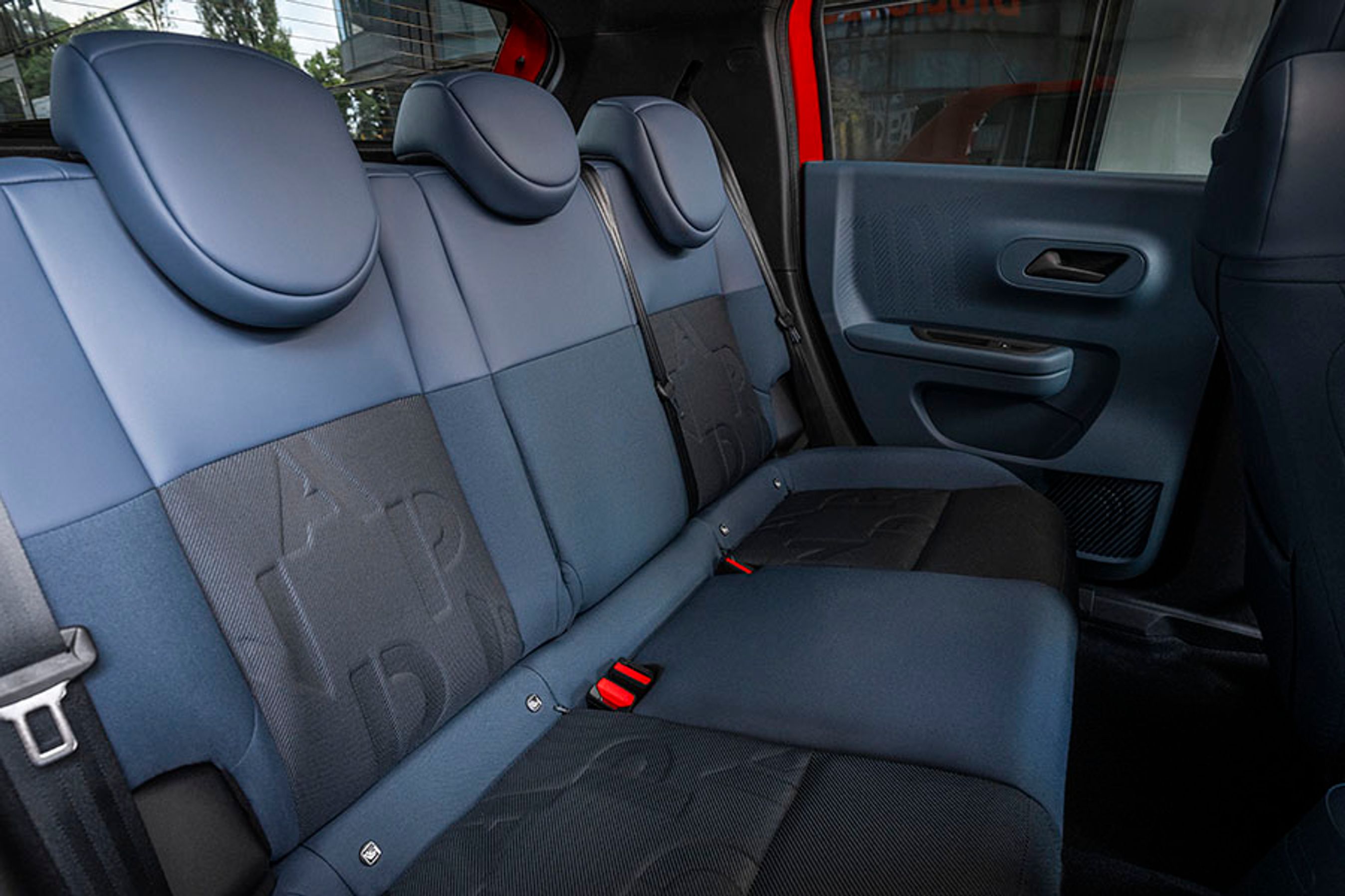 Der er tre pladser ved bagsædet, der byder på væsentlig bedre pladsforhold end i den originale Panda. Der er isofix-beslag ved de to yderpladser, og elruder også ved bagdørene.