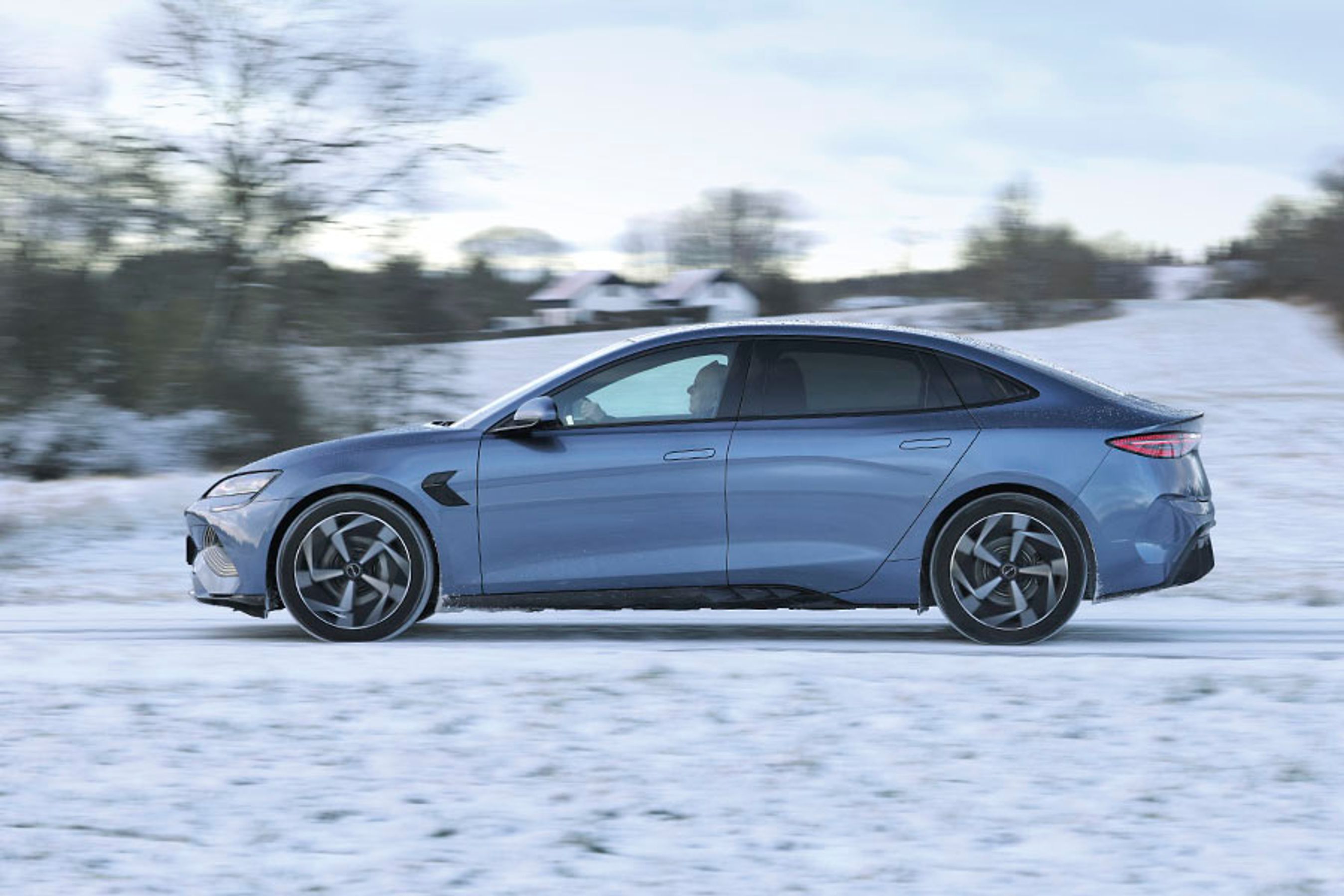 Længden på 4,8 meter og akselafstanden på 2,92 meter er begge lidt større end tilsvarende mål for en Tesla Model 3, og det gør BYD Seal til en stor og rummelig firedørs sedan.