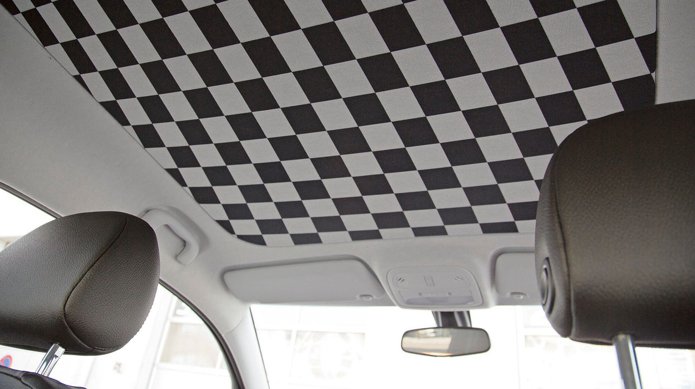 Taget kan vælges efter smag. Her er det en skakternet himmel, der skaber stemning i bilen.