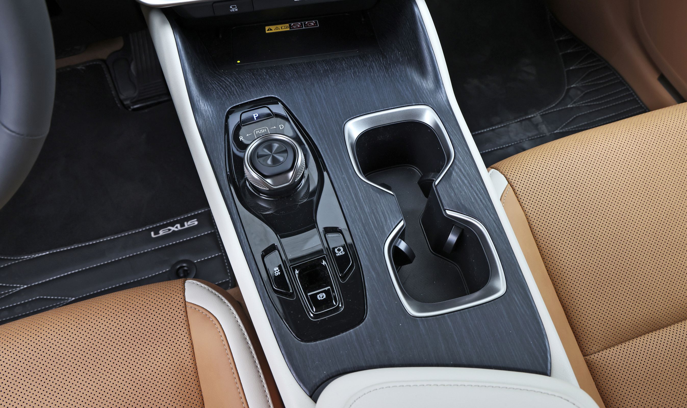 Kopholdere og gearvælger i midterpanelet i en Lexus RZ