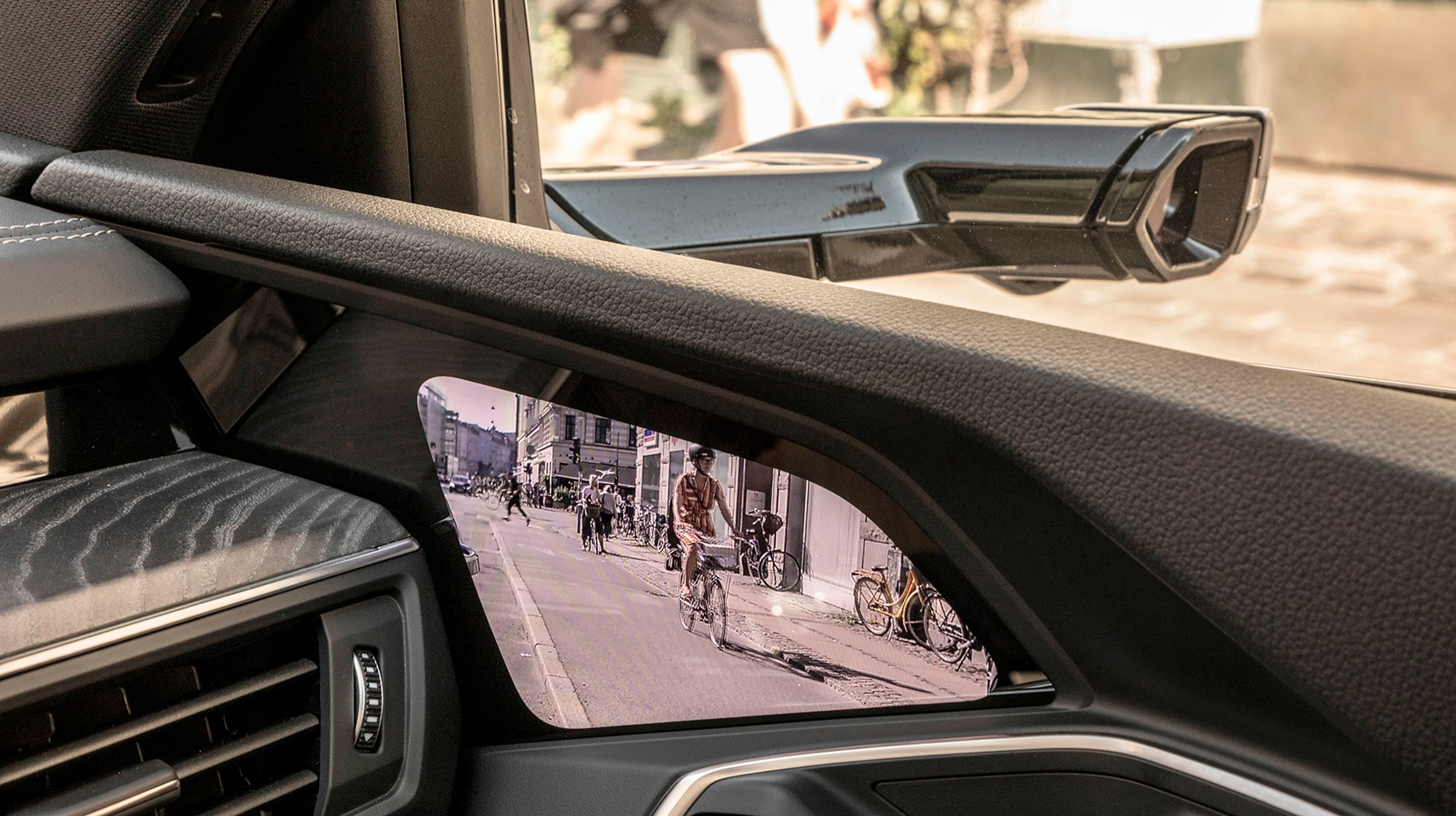 Sidespejle, der er opbygget med et kamera udvendigt og en skærm indvendigt, er ekstraudstyr. Dem var vi ikke vilde med, og vi vil anbefale de standardmonterede almindelige dørspejle.