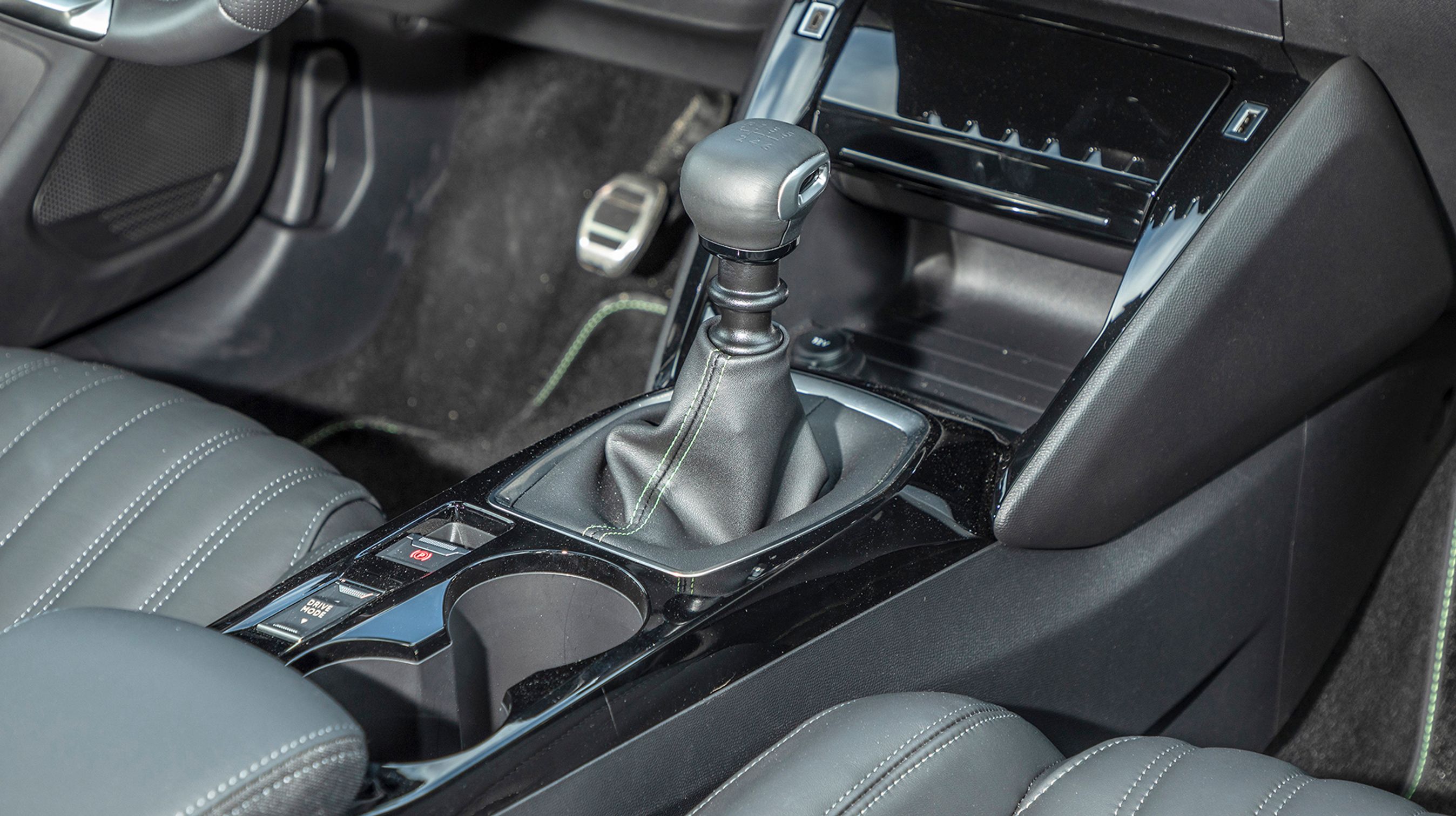 Som udgangspunkt er udgaverne med 100 hk udstyret med en sekstrins manuel gearkasse, mens man kan tilkøbe et ottetrins automatgear.