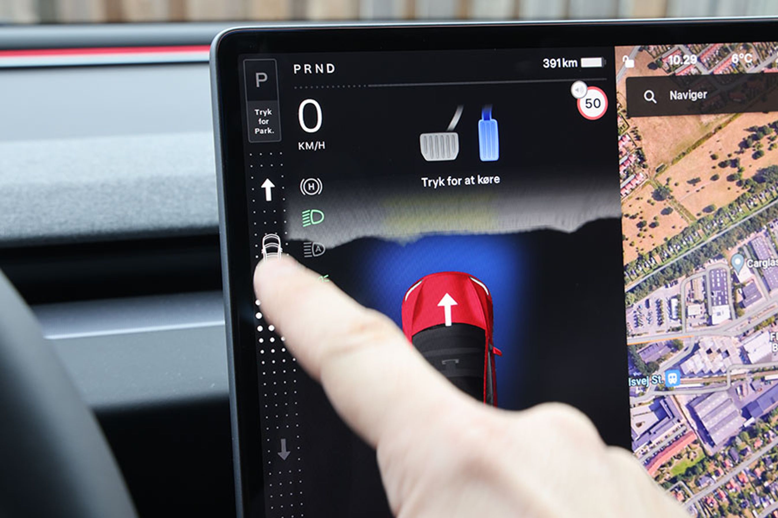Der er ingen gearvælger, så man styrer bilens kørselsretning via en imaginær gearvælger i den yderste venstre del af skærmen. Det fungerer overraskende godt.
