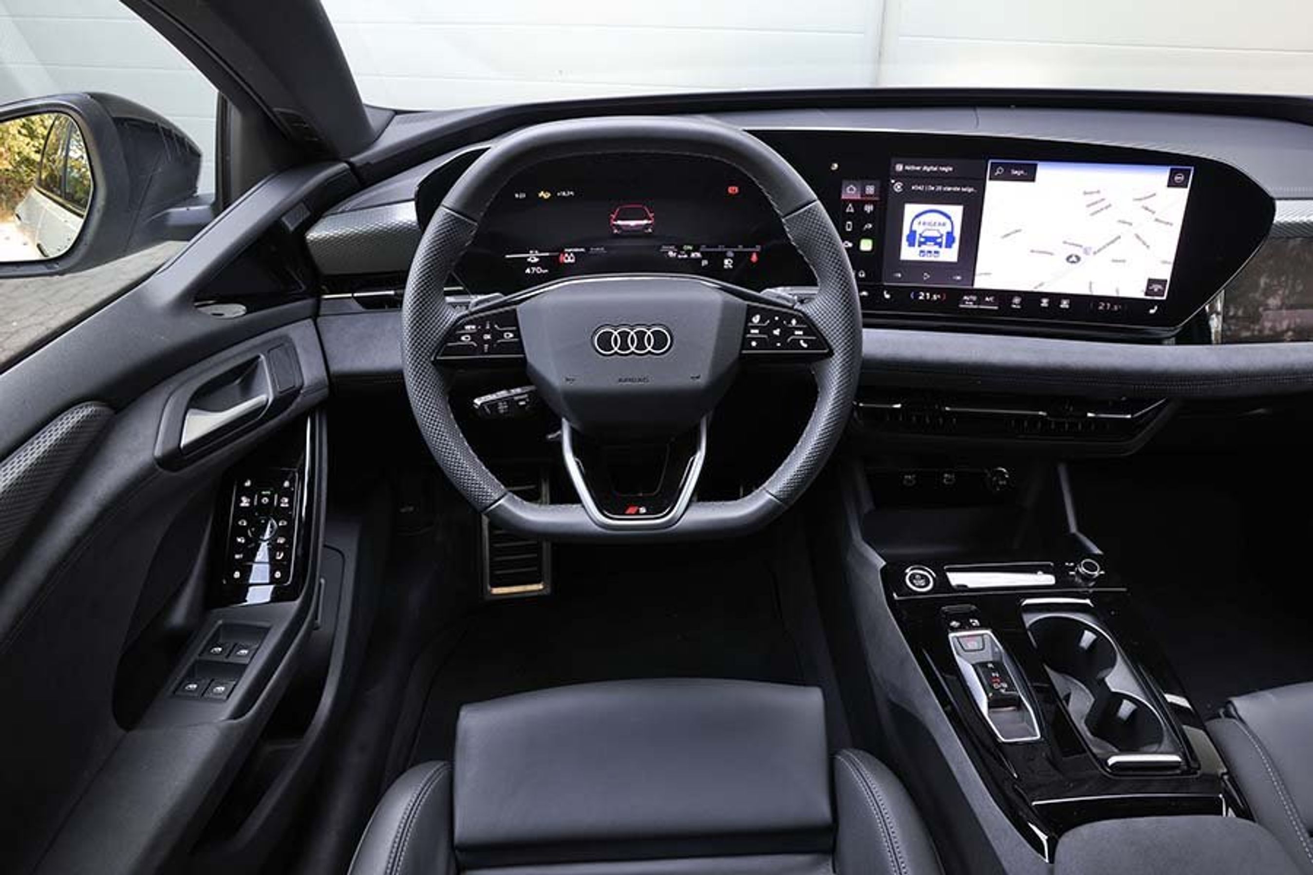 Førerpladsen i en Audi A6 e-tron Sportback