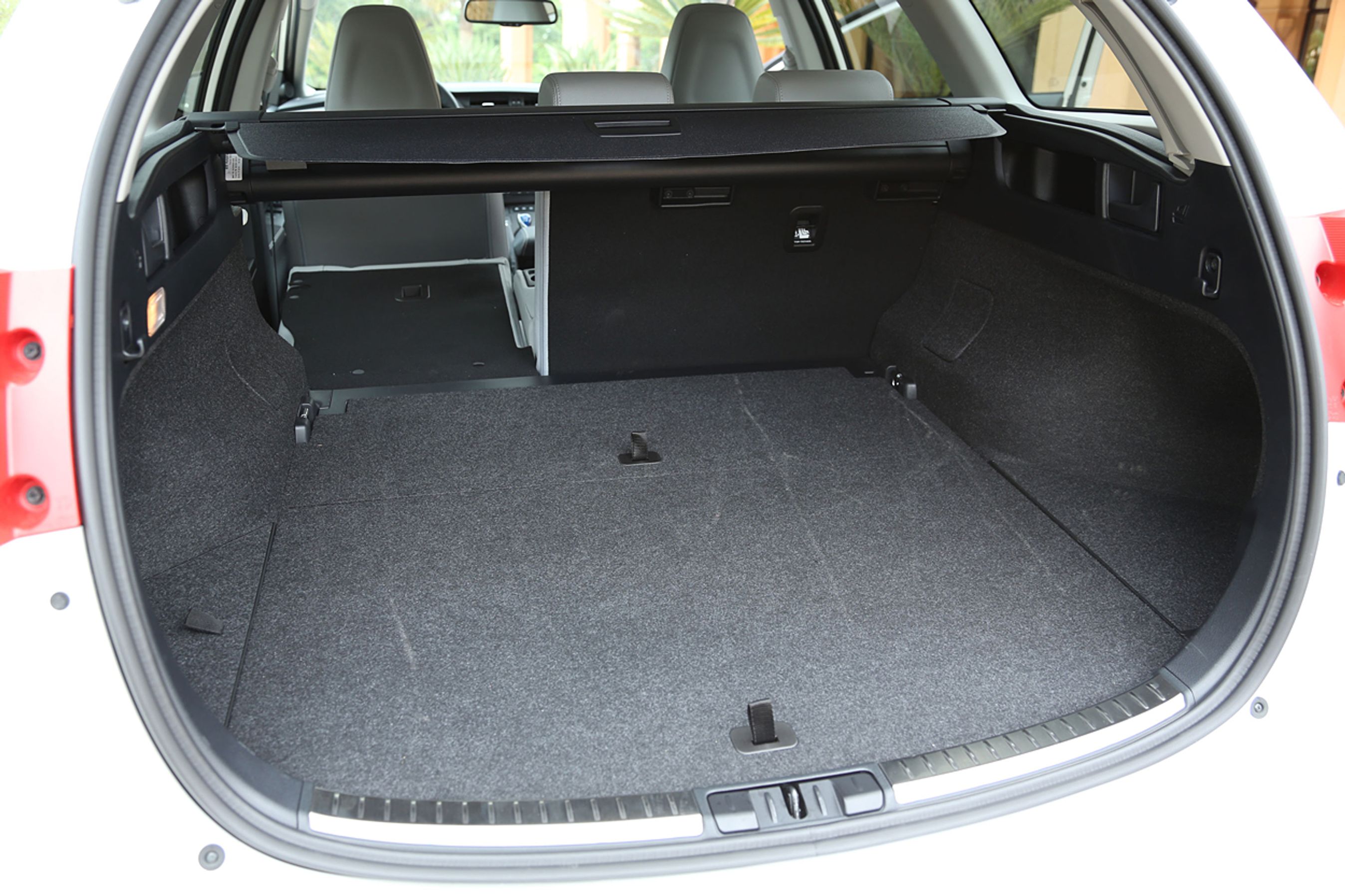 Der er plads til 530 liter, hvor af nogle af dem findes under det dobbelte gulv, der er standard fra T2-modellen. Rummet er godt udnyttet og ikke så firkantet som nogle af konkurrenterne. Dækkenet fungerer godt, især fordi det kan åbnes op langs c-stolperne, og du vil også sætte pris på de to håndtag til at lægge ryglænet ned, der er placeret bagerst i bagagerummet.
