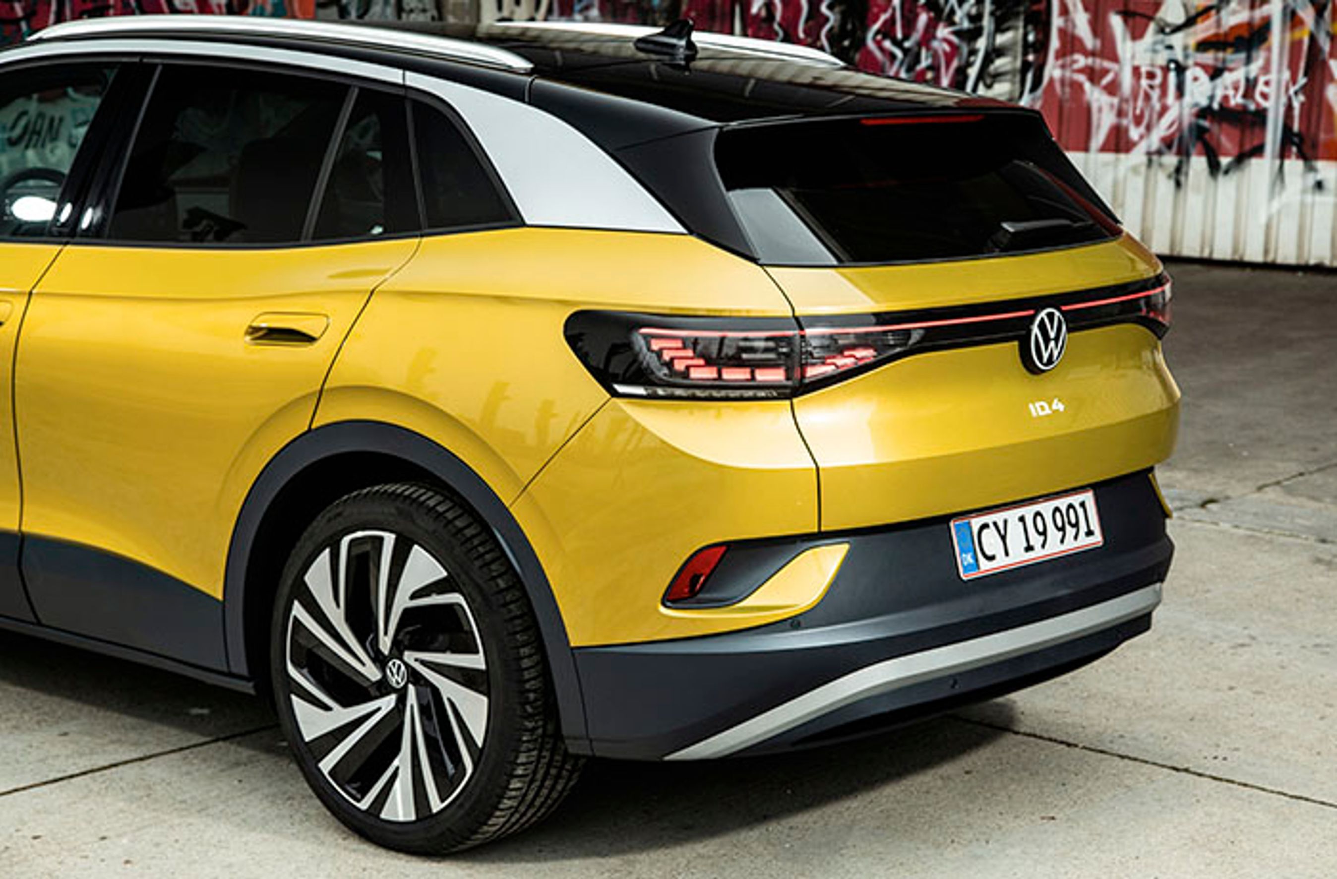 VW ID.4 fås i seks farver, der efter ønske kan leveres med sort tag. Den grå farve er standard, mens de øvrige farver koster 4.790 kr. ekstra. Denne udgave er lakeret i lanceringsfarven Yellow Metallic.